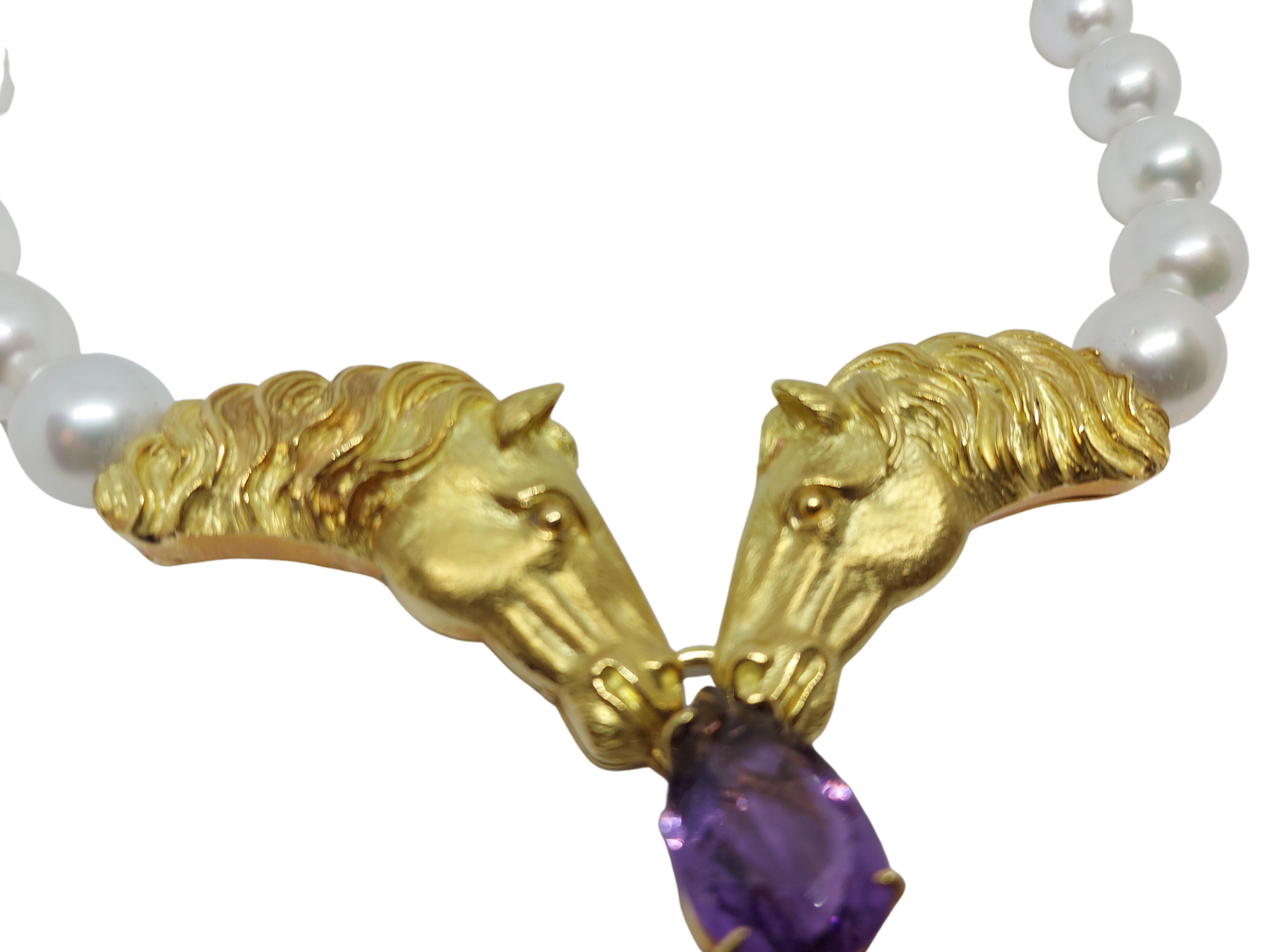 Taille ronde Collier de perles des mers du Sud et têtes de chevaux en or 18 carats fabriquées à la main, exemplaire unique en vente