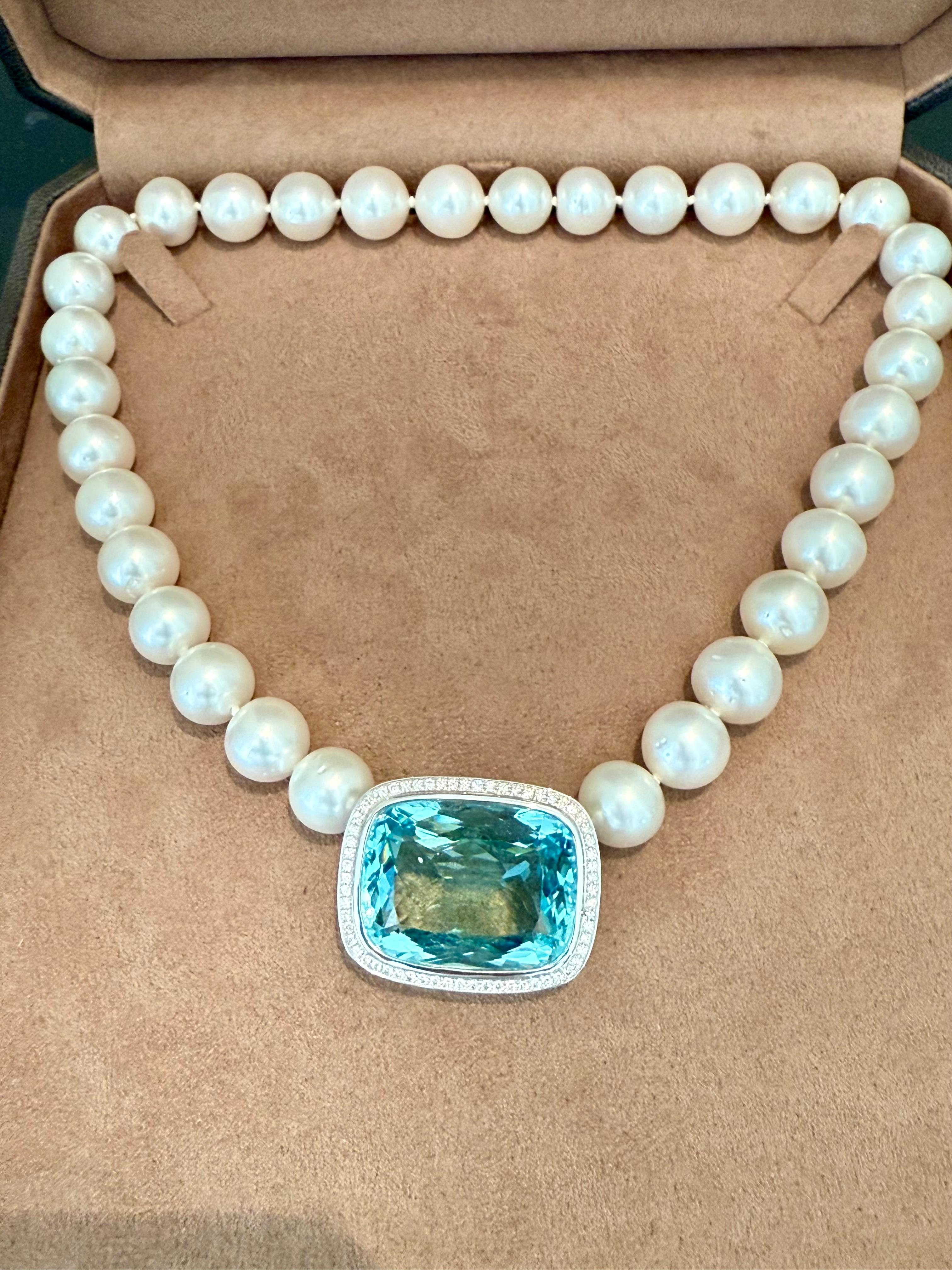 Una collana eccezionale e accattivante, composta da una raffinata perla rotonda coltivata dei Mari del Sud (diametro 12-13,5 mm) e da una chiusura/pendente  in oro bianco 18 K. con un'acquamarina ovale di grandi dimensioni e dallo splendido colore