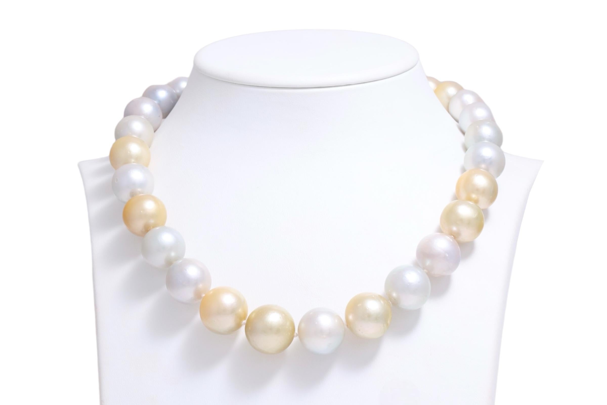 Splendida collana di perle dei mari del sud con 18 kt. Serratura rotonda in oro con diamanti 12,2 mm - 16,7 mm

Perle: 29 perle in bianco e oro, colore rosa, diametro della perla più grande 16,7 mm e della più piccola 12,2 mm.

Diamanti: diamanti