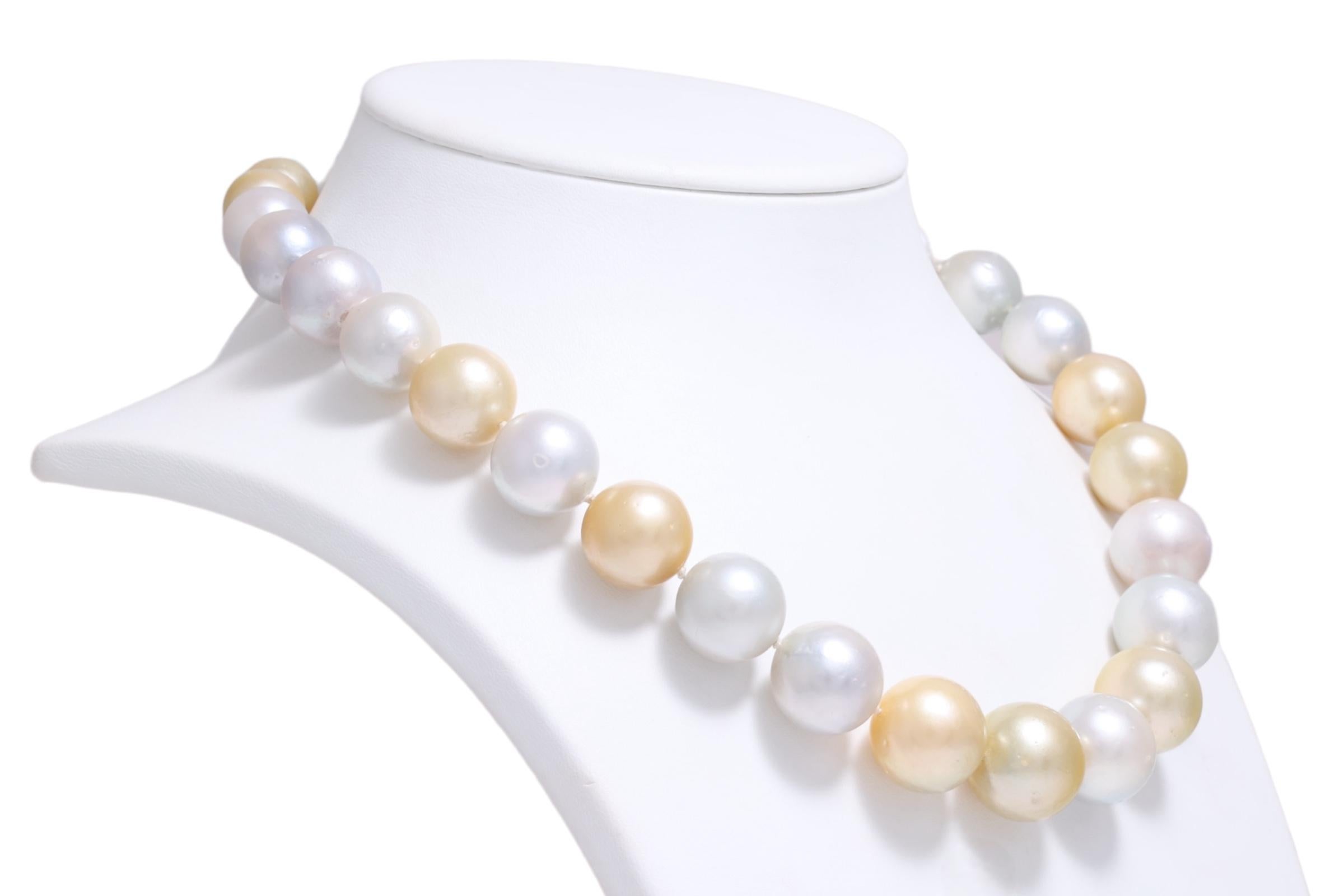 Moderno Collana di perle dei mari del sud con 18 kt. Serratura rotonda in oro con diamanti, 12 - 16,7 mm in vendita