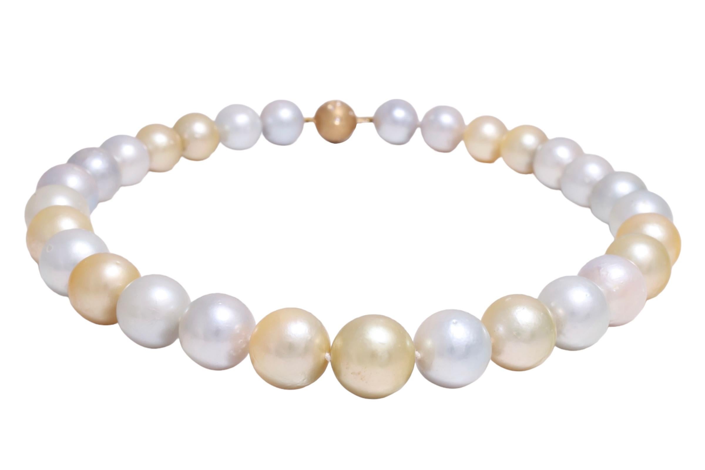 Collana di perle dei mari del sud con 18 kt. Serratura rotonda in oro con diamanti, 12 - 16,7 mm In condizioni Nuovo in vendita a Antwerp, BE