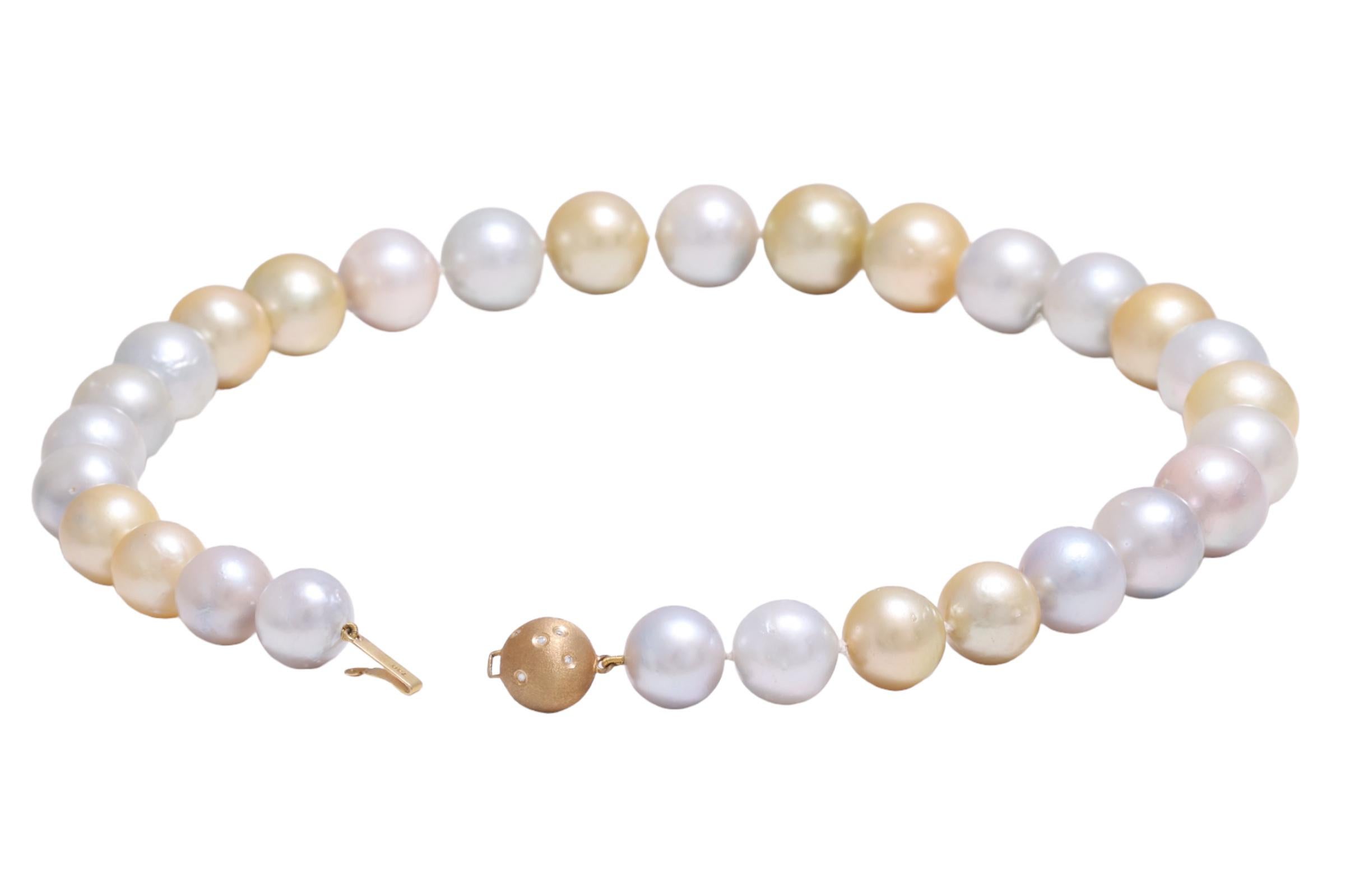 Collana di perle dei mari del sud con 18 kt. Serratura rotonda in oro con diamanti, 12 - 16,7 mm in vendita 1