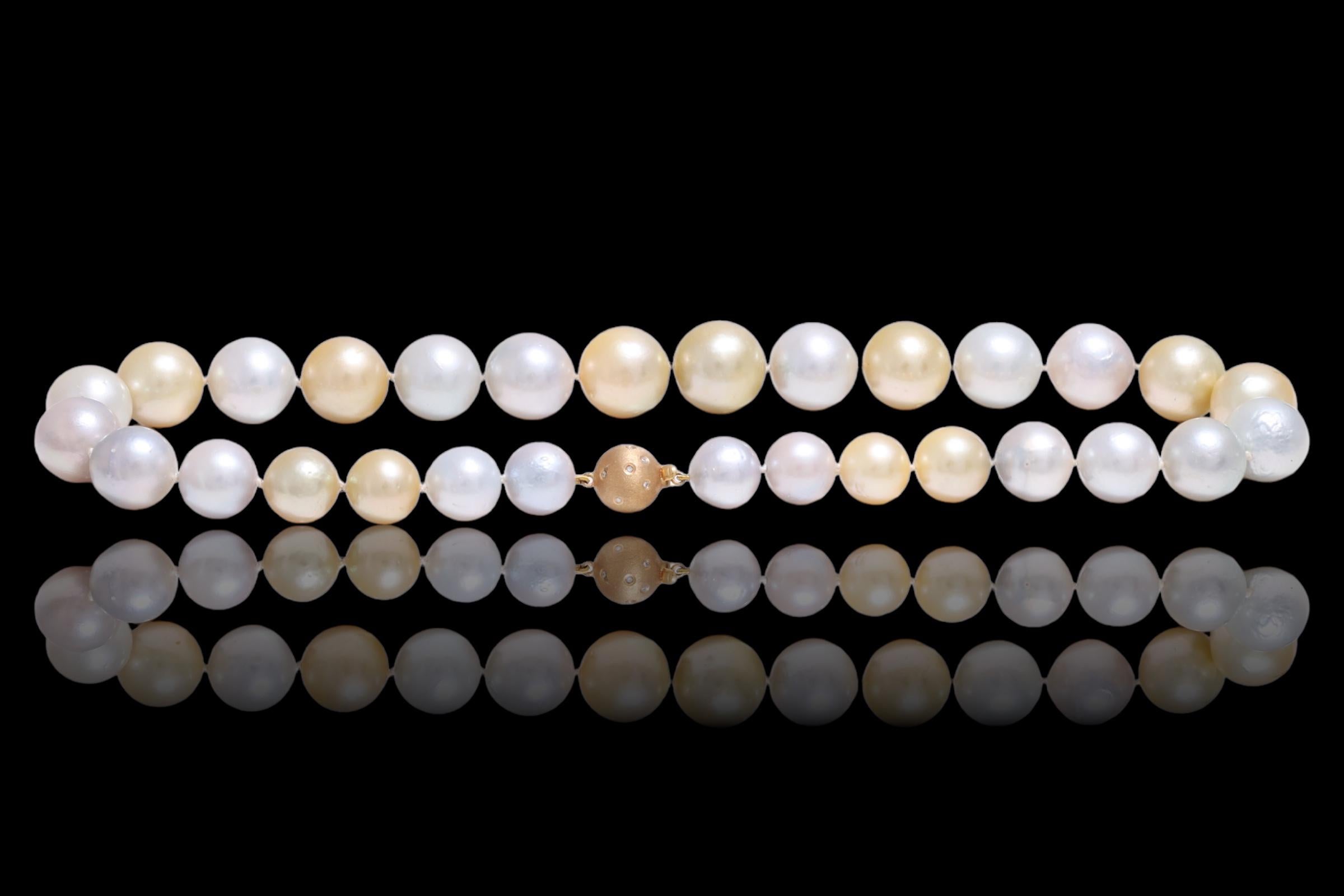 Collana di perle dei mari del sud con 18 kt. Serratura rotonda in oro con diamanti, 12 - 16,7 mm in vendita 3