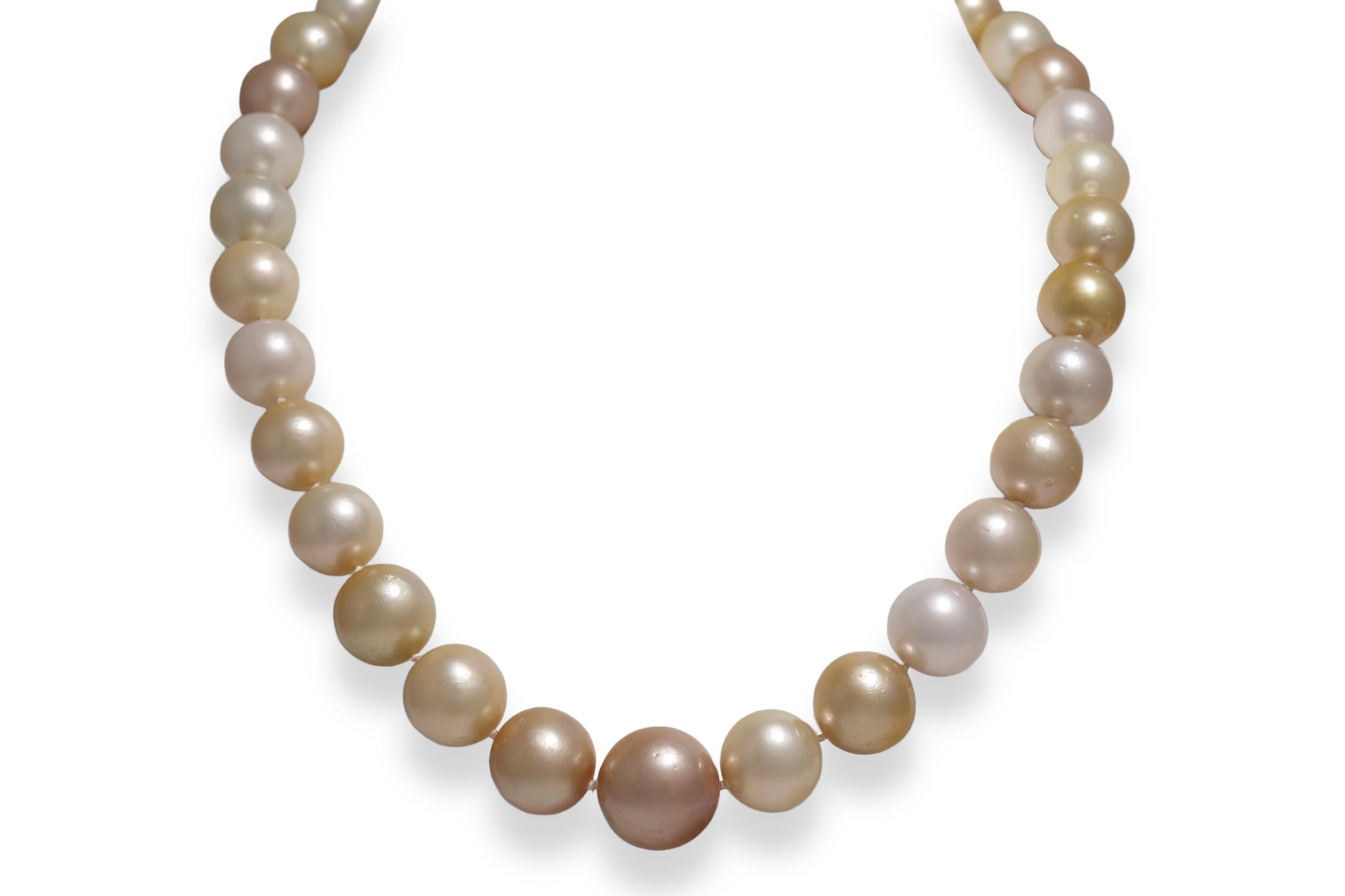 Gorgeous South Sea Pearl Necklace With 18 kt. White Gold Locker with Diamonds

Material: 18 kt. white gold locker

Pearls: Pearls with a diameter from 11 mm to 17 mm
 
Diamonds: Brilliant cut diamonds together 0.12 ct. 

Measurements: Necklace