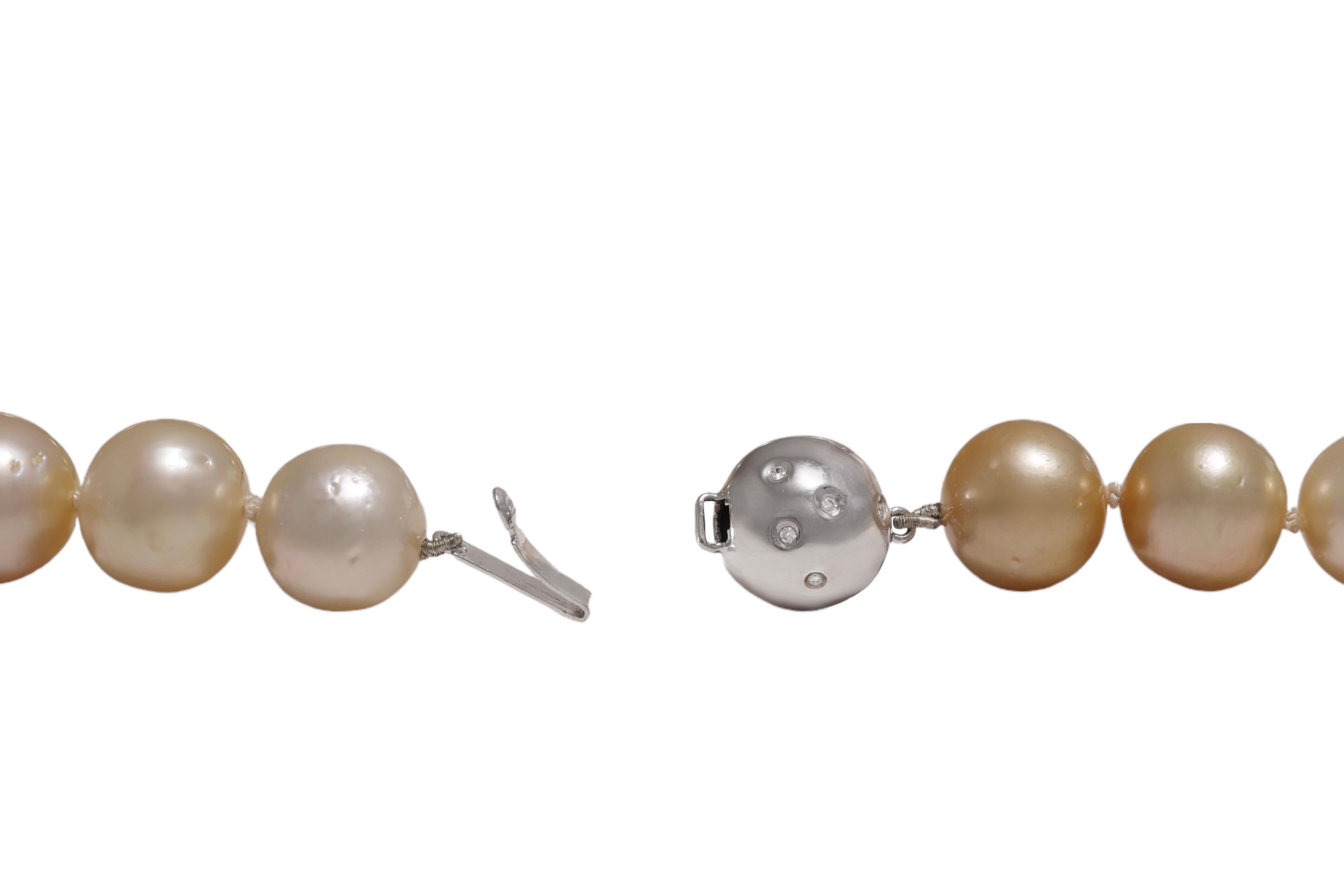 South Sea Pearl Necklace With 18 kt. White Gold Locker wi& Diamonds 11-17mm In New Condition For Sale In Antwerp, BE