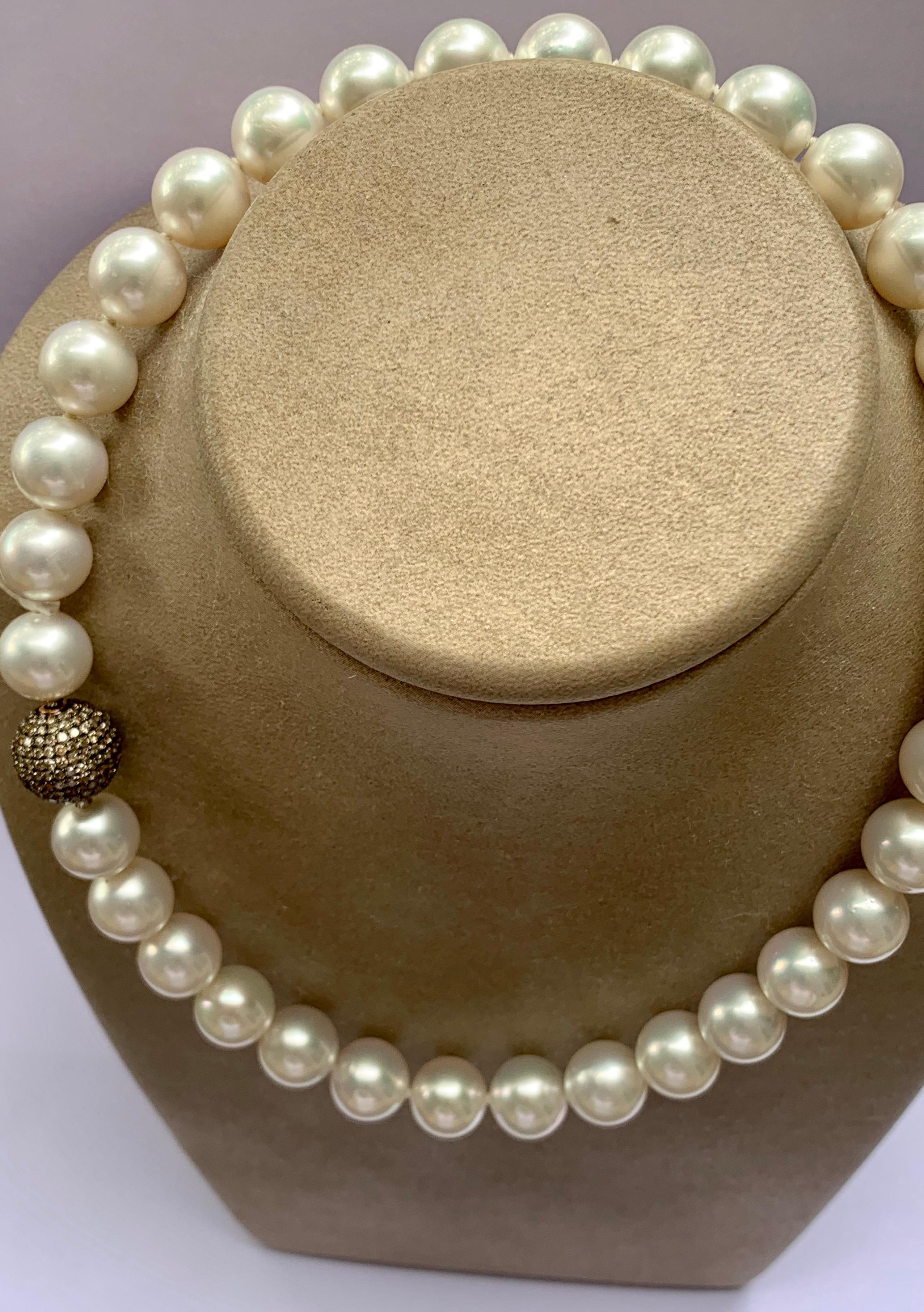 Contemporain Collier de perles des mers du Sud avec fermoir en diamants de couleur champagne en vente