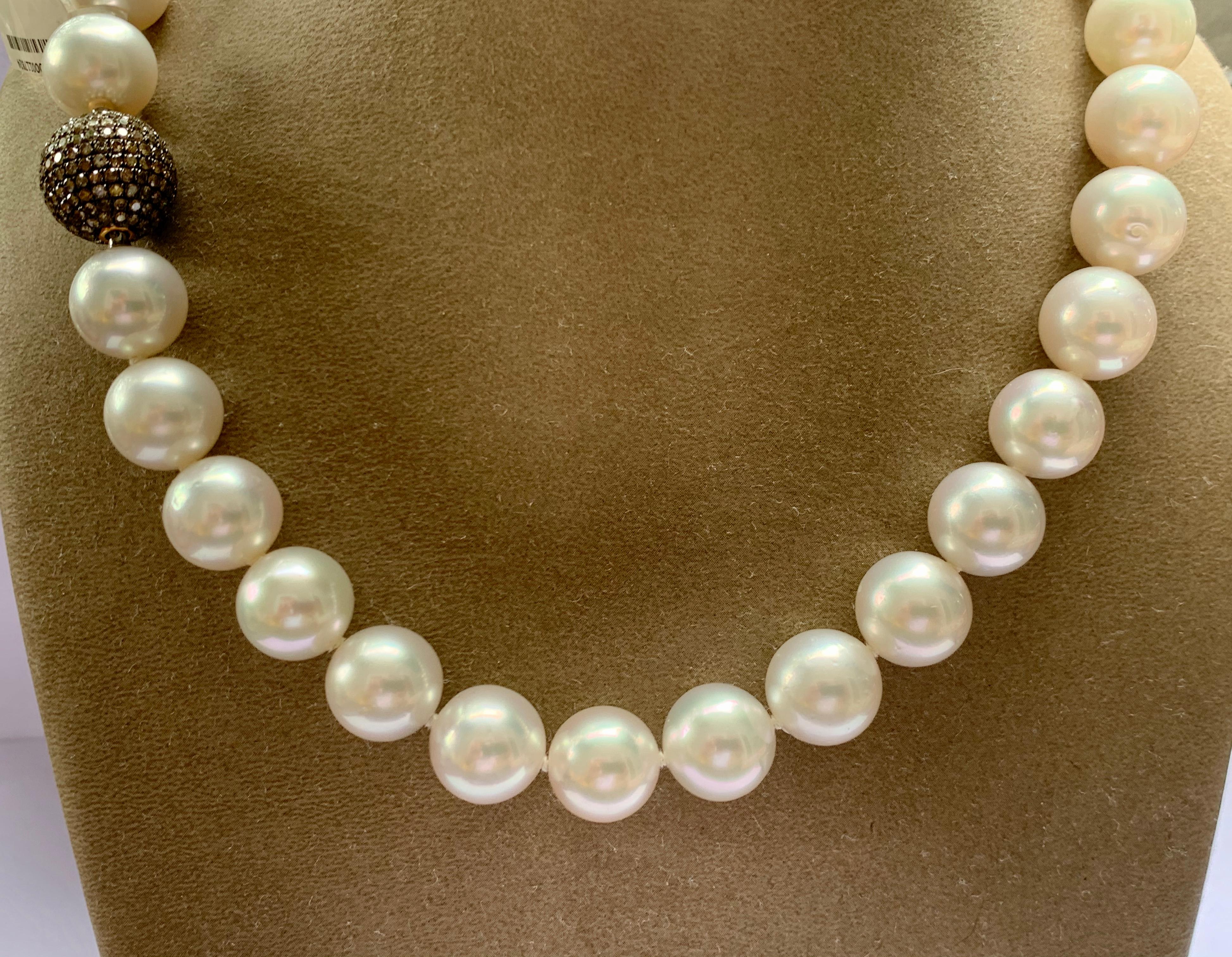 Taille ronde Collier de perles des mers du Sud avec fermoir en diamants de couleur champagne en vente