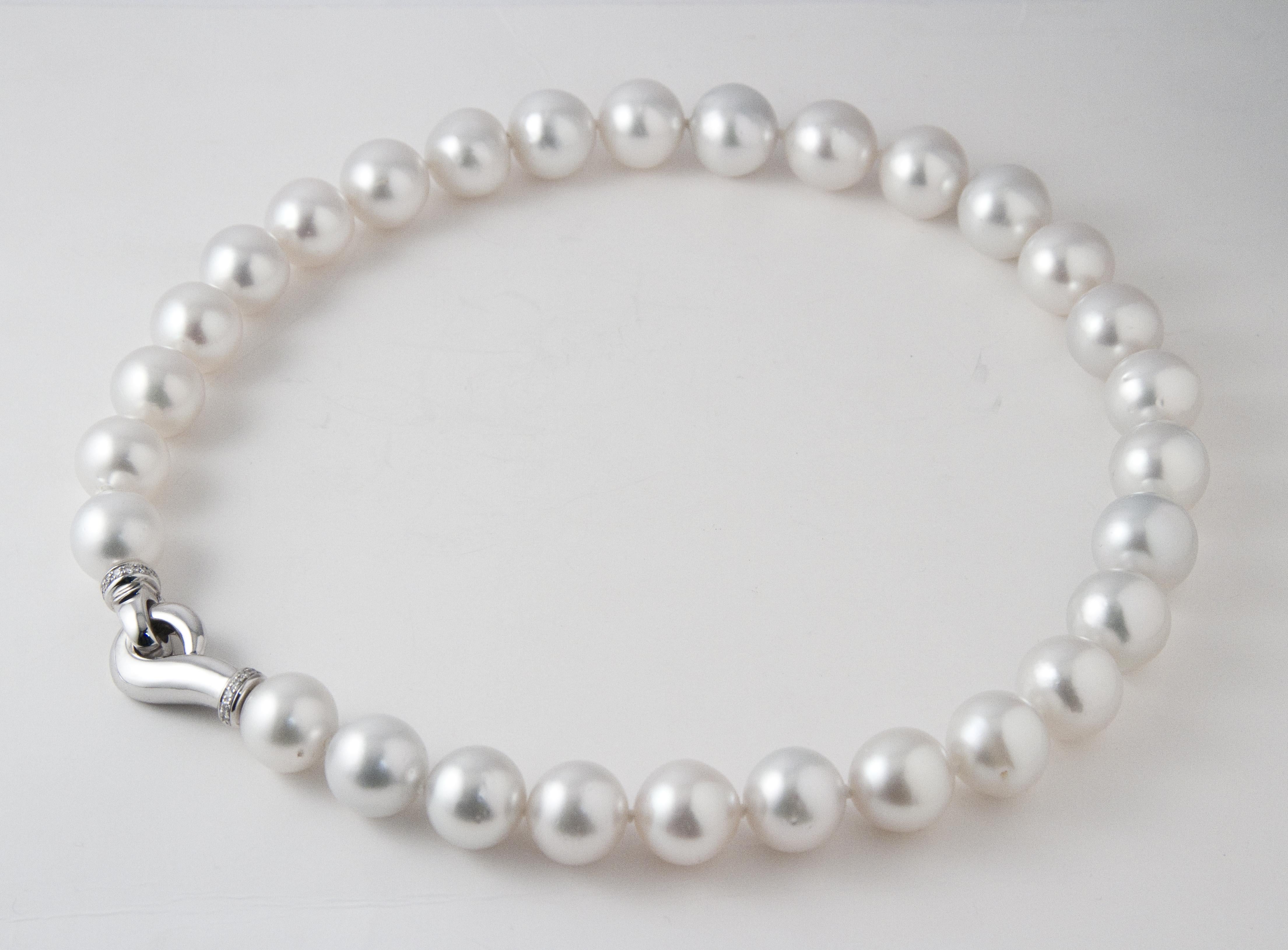 Rare South Sea Pearl Necklace and White Diamonds On White Gold 18 ct 
Size of  South Sea Pearls 13/15 mm 
Numbers of Pearls / 29 p
White gold original Claps 10.42 grams with diamonds.