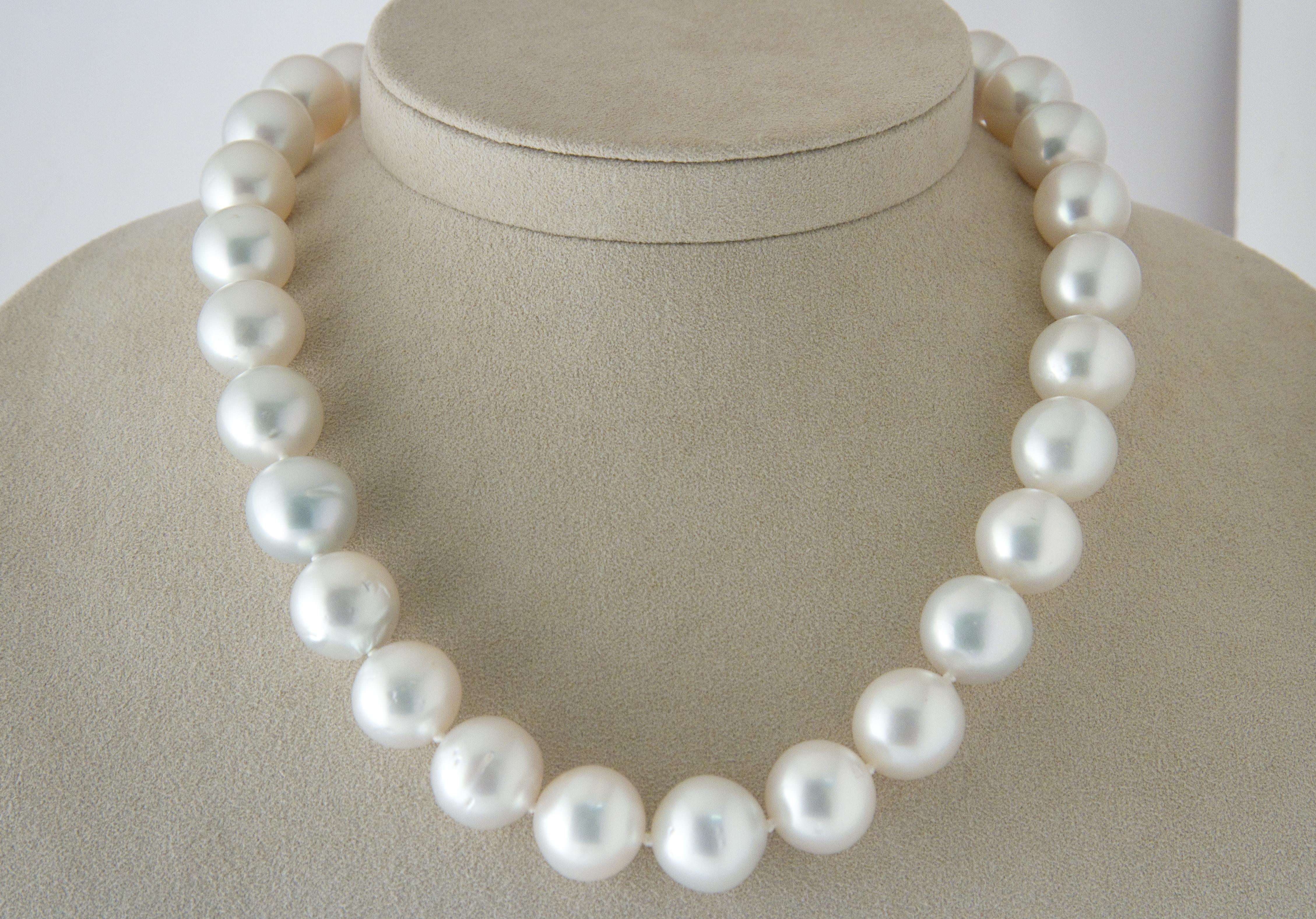Contemporary South Sea Pearl Necklace with Claps Diamonds on White Gold 18 Karat