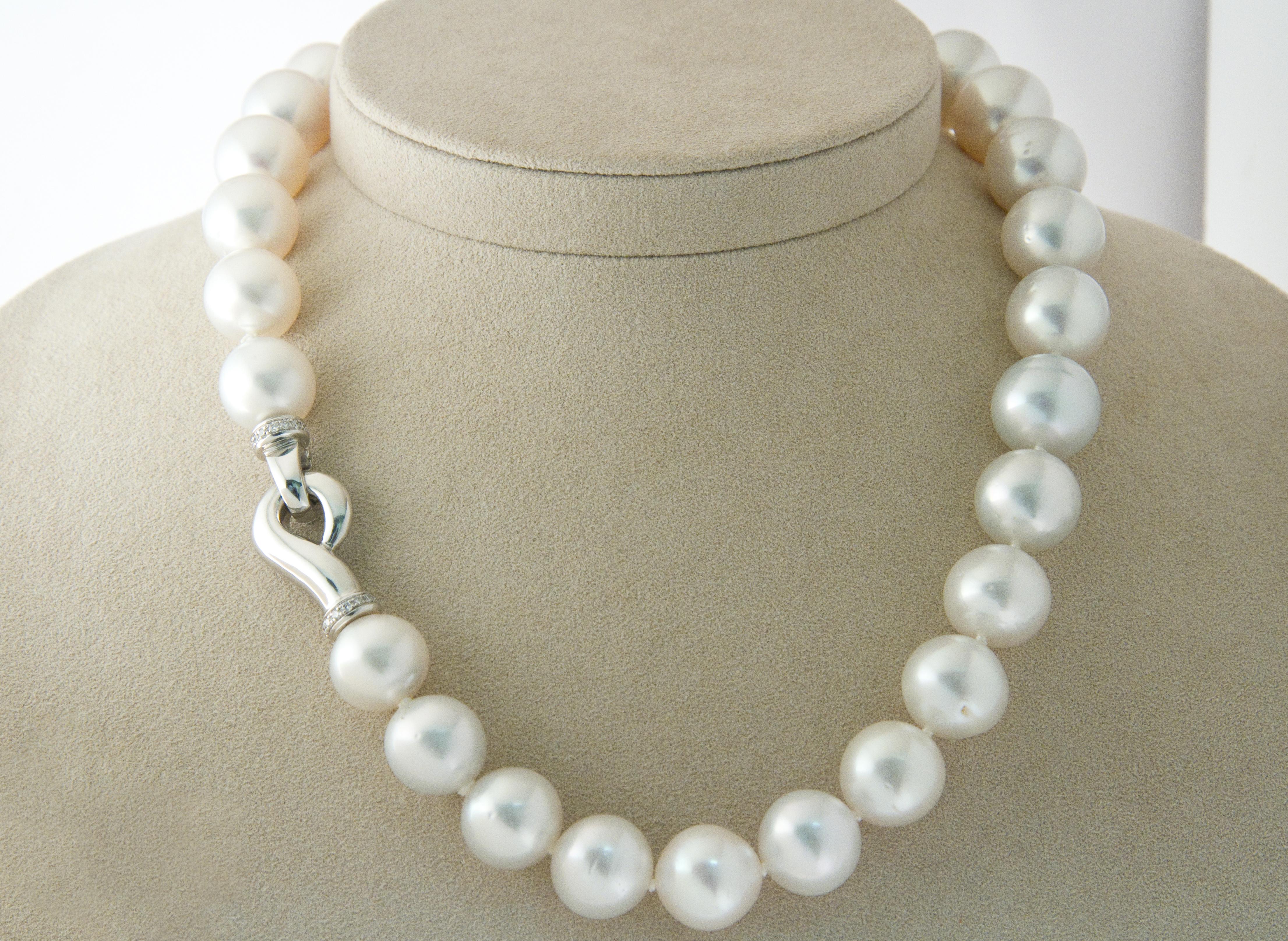 South Sea Pearl Necklace with Claps Diamonds on White Gold 18 Karat In New Condition In Vannes, FR
