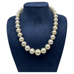Collana di perle dei mari del sud con chiusura in oro giallo 14K con diamanti