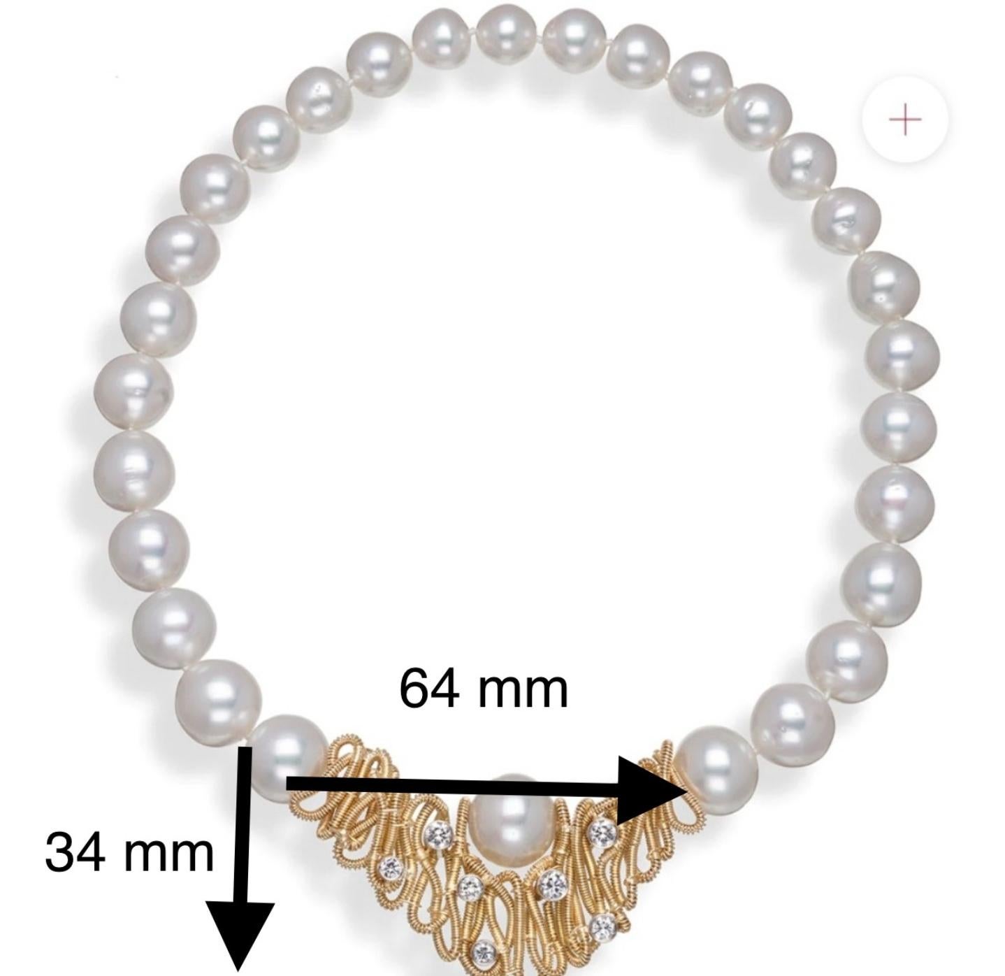 Diese exquisite, raffinierte Halskette ist eine klassische Kombination aus glänzenden Südseeperlen und Glorias charakteristischer Spiralarbeit aus 18 Karat Gelbgold. Diese harmonische Verbindung wird von sieben (7) strahlend funkelnden Diamanten