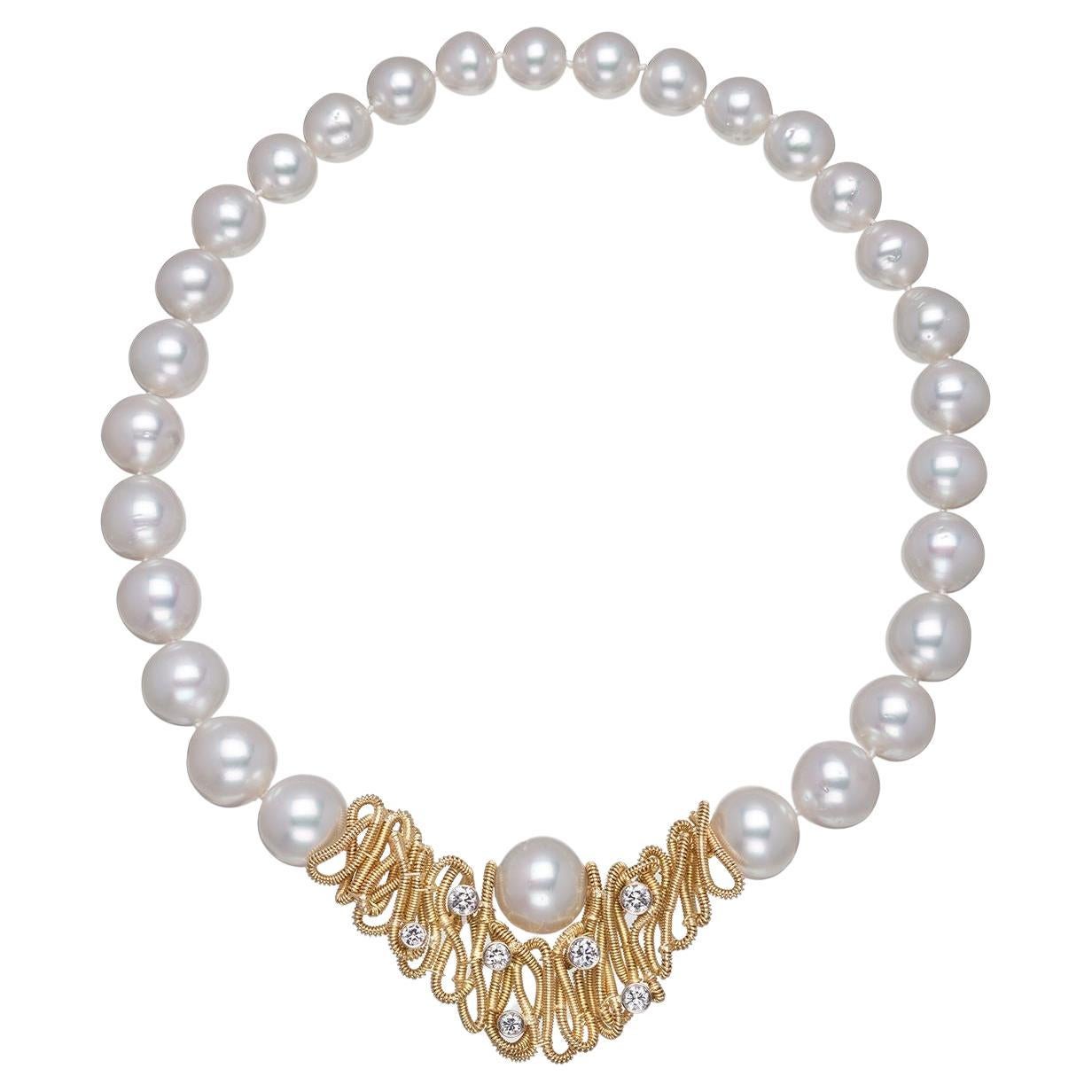 Südseeperlen-Halskette mit handbeschichtetem 18 Karat Goldmotiv und Diamanten im Angebot