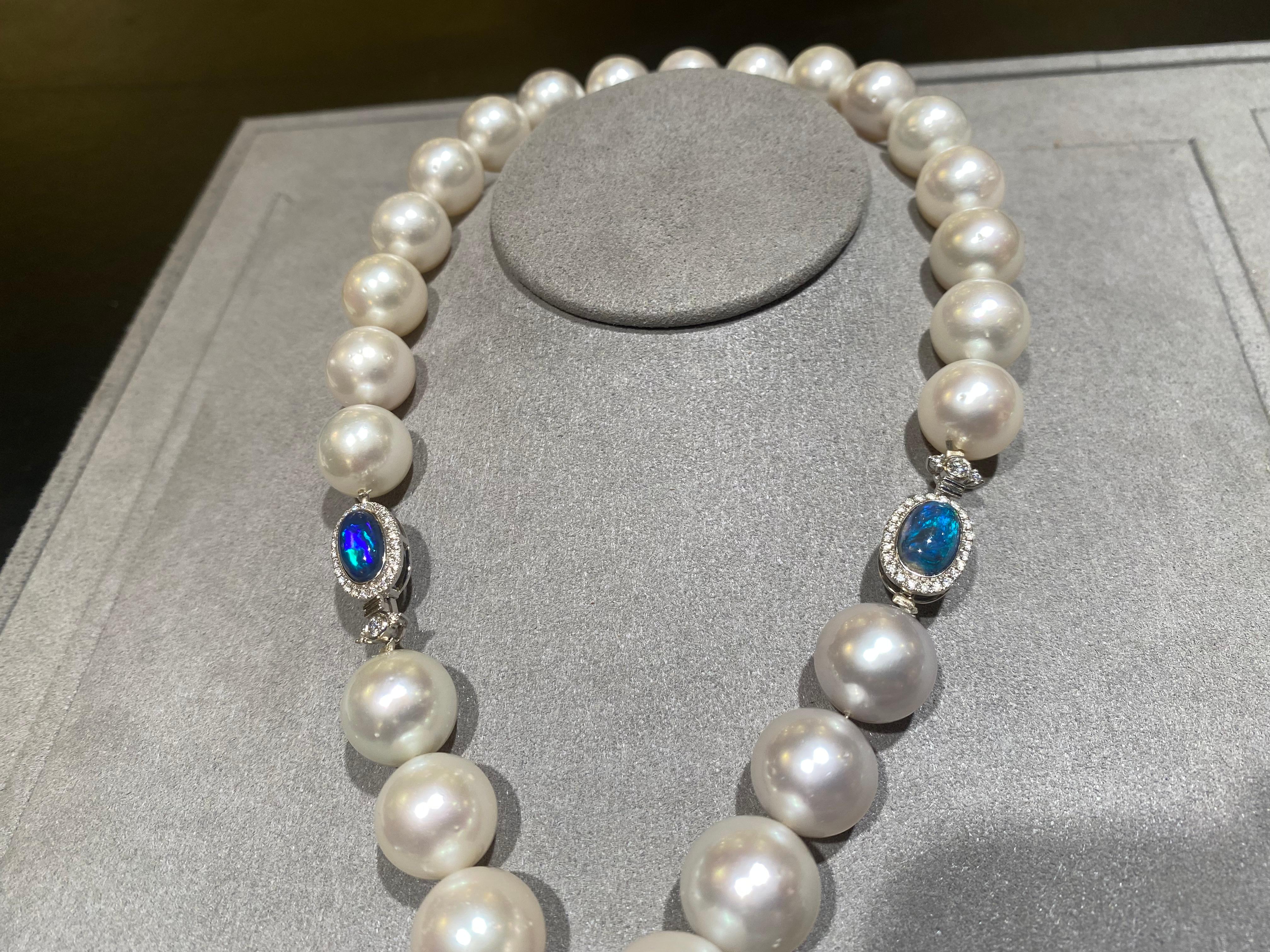 Perle  Collier de perles des mers du Sud avec deux fermoirs en opale noire massive australienne et diamants en vente