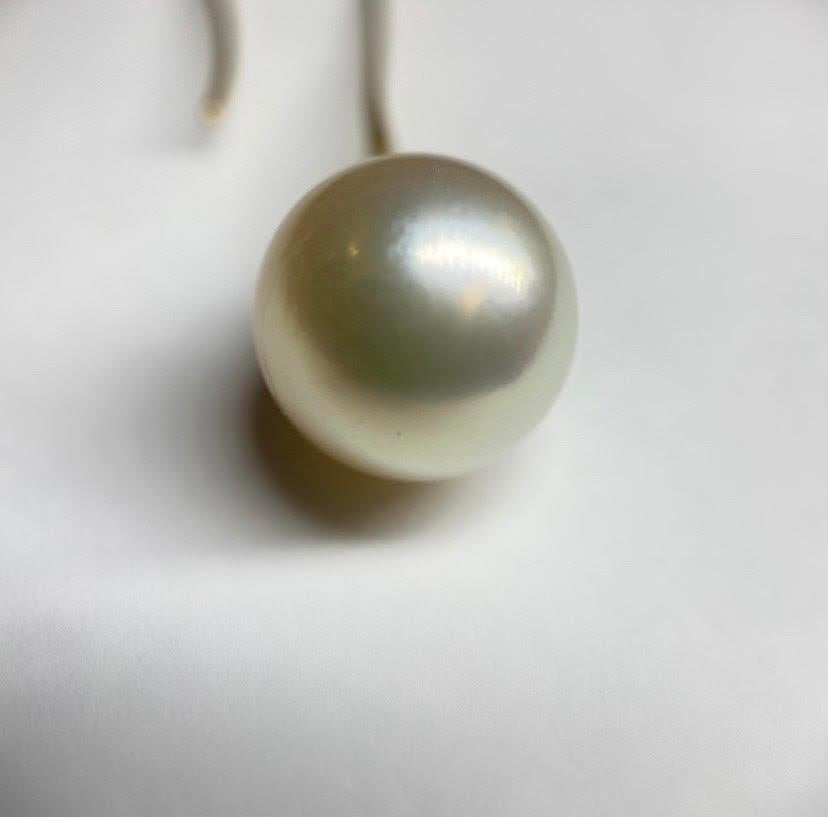 Südseeperle auf mittelgroßem Trompetentropfenohrring aus 18 Karat Gold, A2 von Arunashi im Zustand „Neu“ im Angebot in Beverly Hills, CA