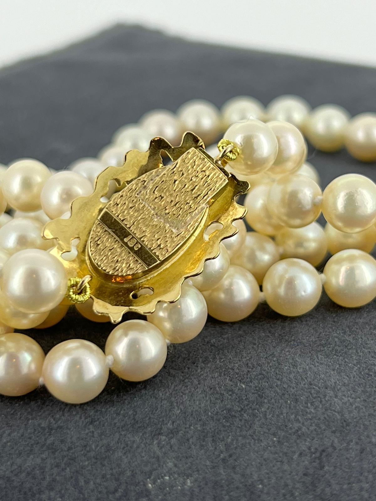 This Magnificent South Sea Pearl Strand is

of desirable opera length – 78cm (30.7 inches), 

comprising 98 South Sea Pearls, 

of 8.5mm each, 

of sought- after round shape, 

of fine mirror-like lustre – 

(one of the most important factors when