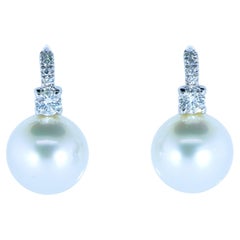 Boucles d'oreilles contemporaines en or blanc 18k avec perles des mers du Sud, plus de 12 mm et diamants