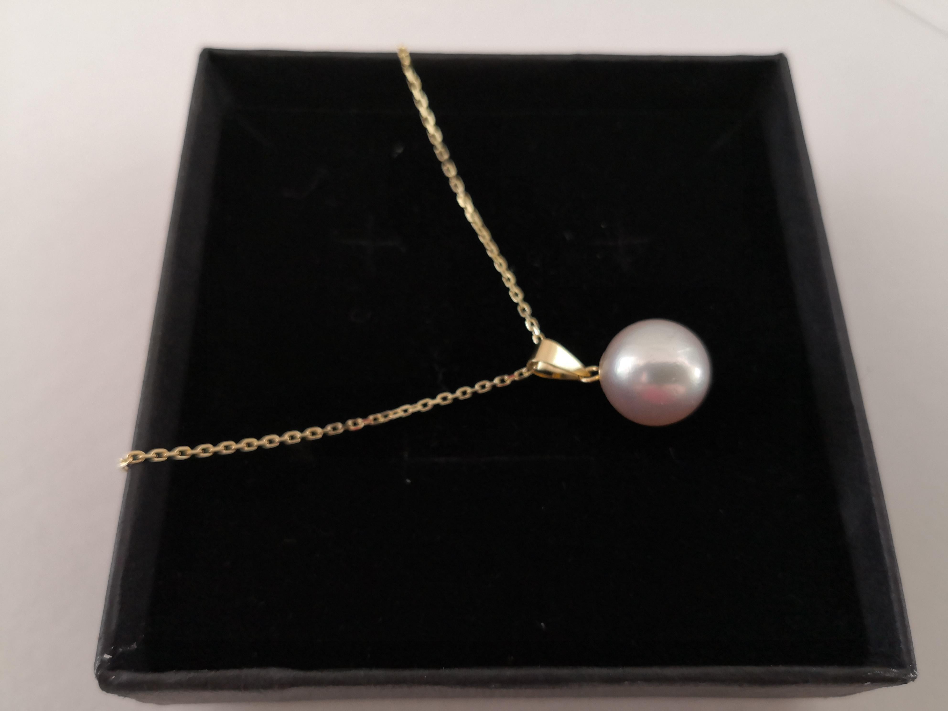 Contemporary South Sea Pearl Pendant Round, 18 Karat Gold, White Pink Natural Color For Sale
