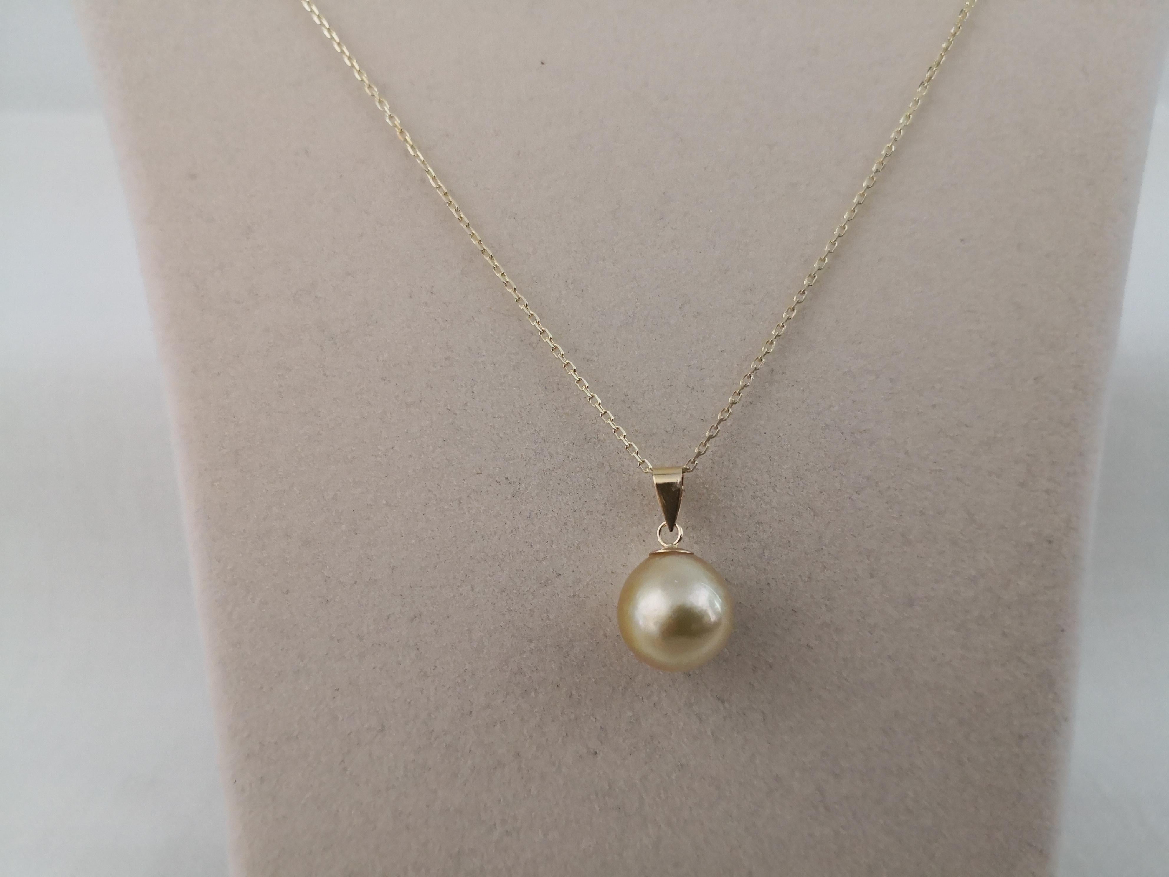 - Natural Color South Sea Pearl Pendant

- Origin: Australian ocean waters

- Produced by Pinctada Maxima Oyster

- 18 karats Yellow Gold mounting

- 40 cm long chain manufactured in 18 karats yellow gold

- Total weight of 5.25 grams

- Size of