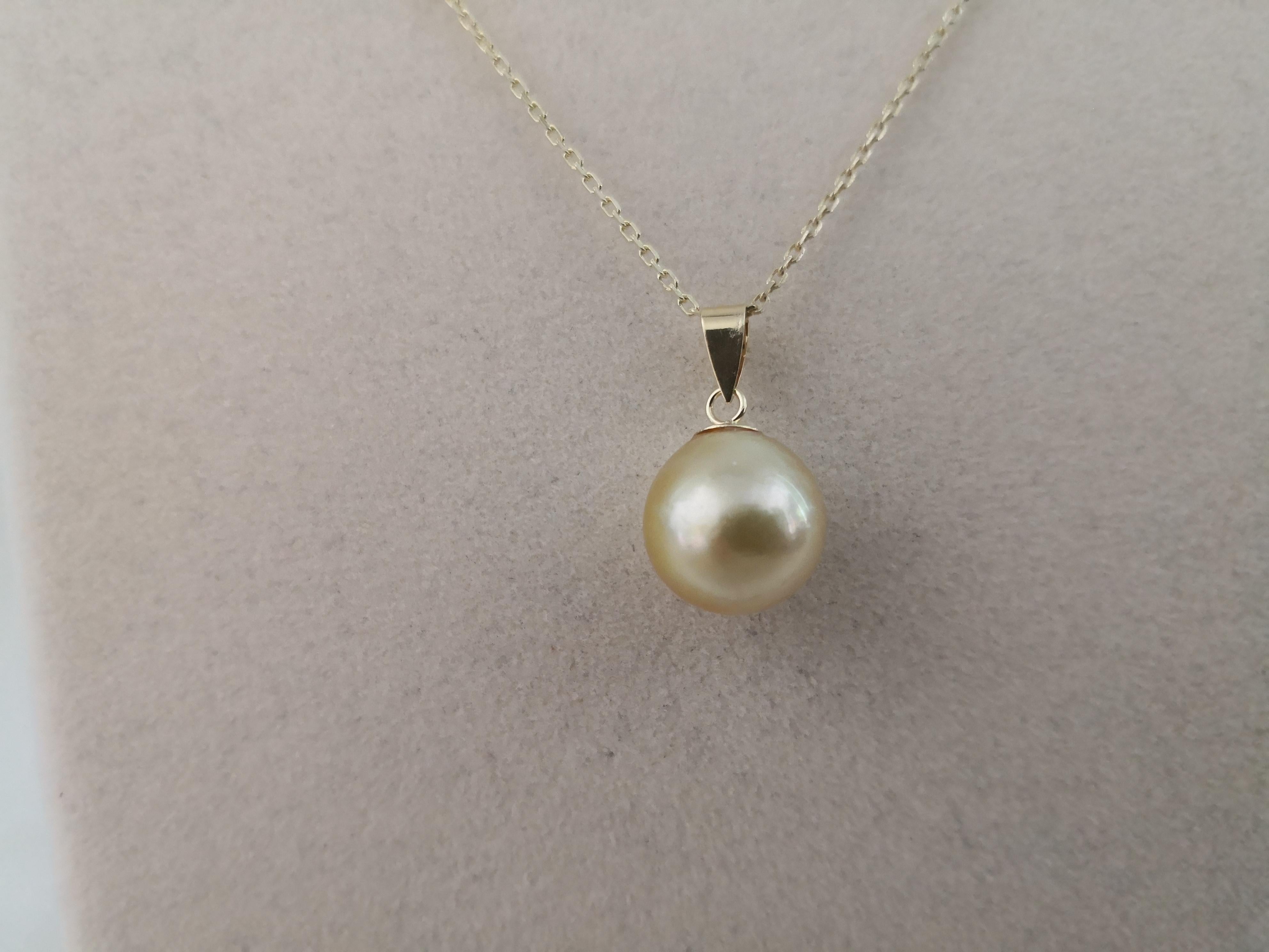 Women's South Sea Pearl Pendant, Deep Golden Color, 18 Karat Gold For Sale