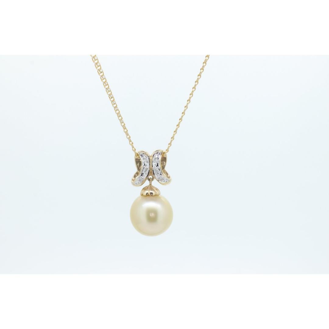 Vintage from before 2000
Materials: Gold, Stone

Gemstone: Pearl

Magnificent Pearl Necklace. LARGE Champagne South sea pearl set dangling.

Condition: In great condition.

Details:
6.5grams total weight
13mm South sea pearl
1mm diamonds
26mm