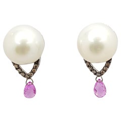 Boucles d'oreilles en or blanc 18 carats avec perles des mers du Sud, saphirs roses et diamants bruns