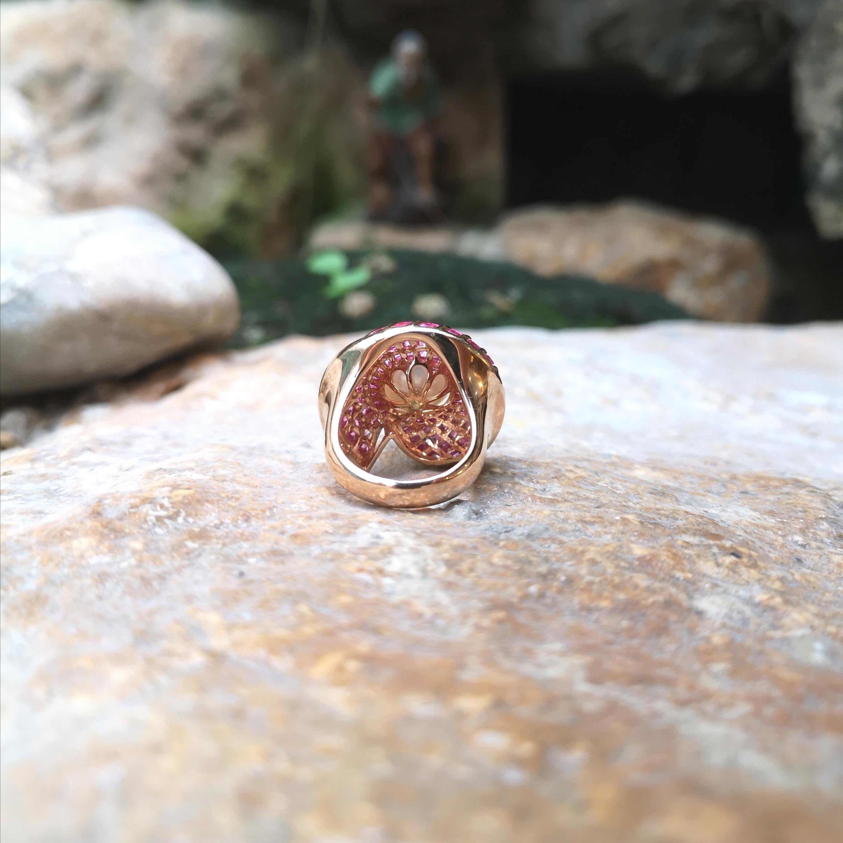 Anello con perle dei mari del Sud, zaffiri rosa e diamanti con montatura in oro rosa 18 carati in vendita 4