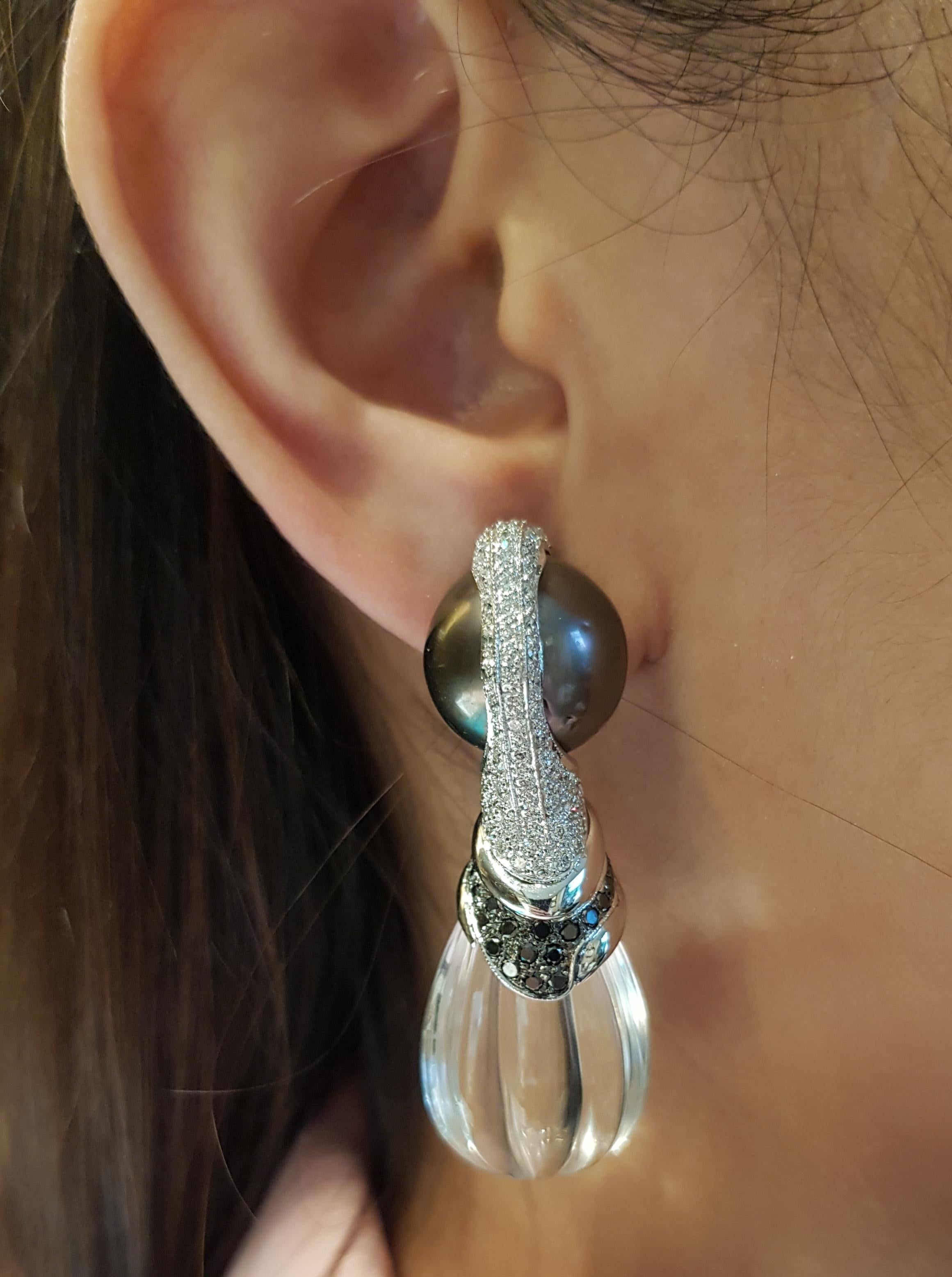 Pendientes de Perla del Mar del Sur, Cuarzo de 75,81 quilates, Diamante Negro de 0,82 quilates y Diamante de 1,76 quilates engastados en Oro Blanco de 18 quilates

Anchura:  1.7 cm 
Longitud:  5.1 cm
Peso total: 43,11 gramos


