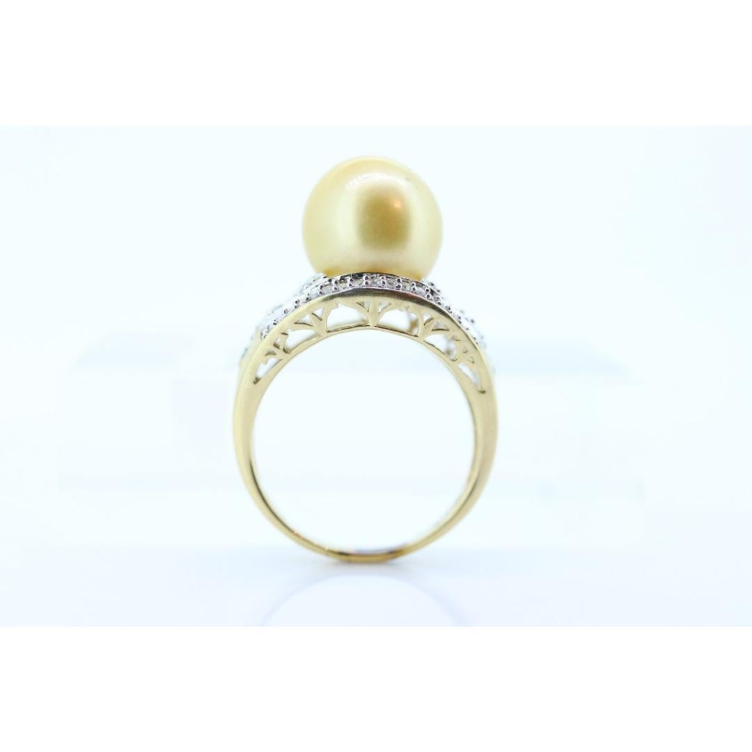 Vintage
Size: 8 US
Materials: Stone
Gemstone: Pearl
Gem color: Champagne

Band Color: Gold

Magnificent Pearl ring. LARGE Champagne South sea pearl set in the center with diamond accents.

Condition: In great condition. Previous