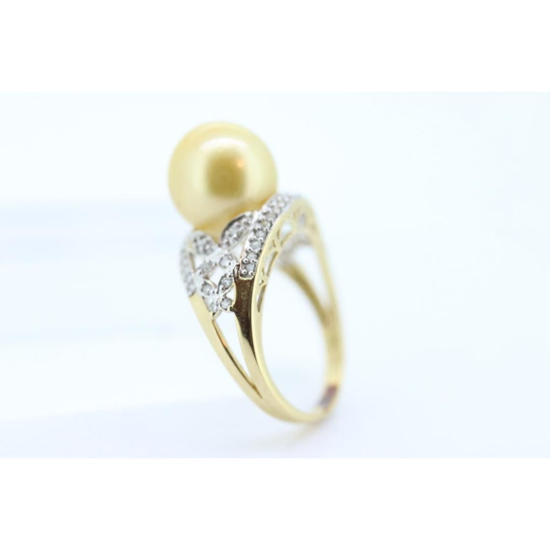 South Sea Pearl ring. 14k Gold South Sear Pearl and diamond ring. Large South In Good Condition For Sale In Port Charlotte, FL