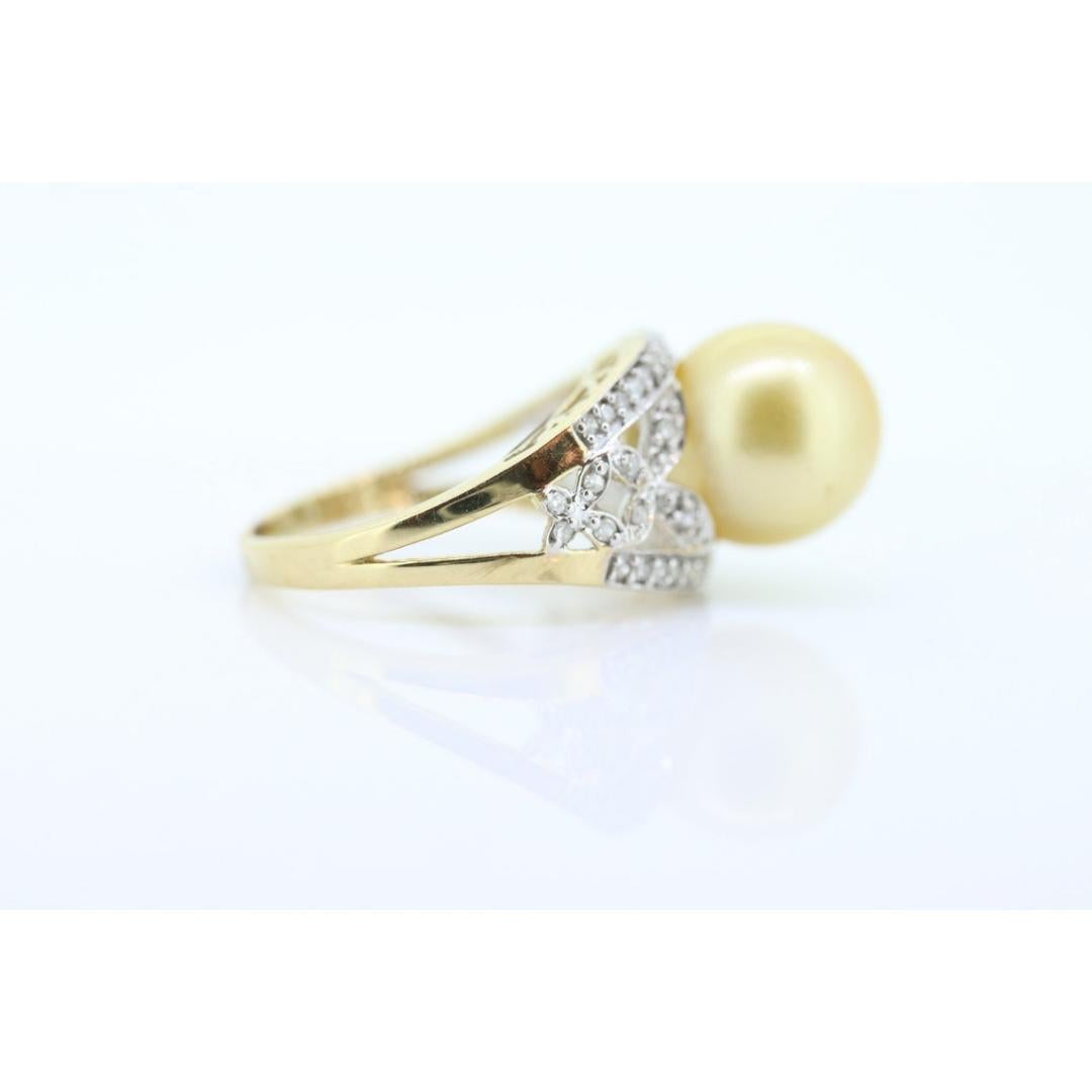 Women's South Sea Pearl ring. 14k Gold South Sear Pearl and diamond ring. Large South For Sale