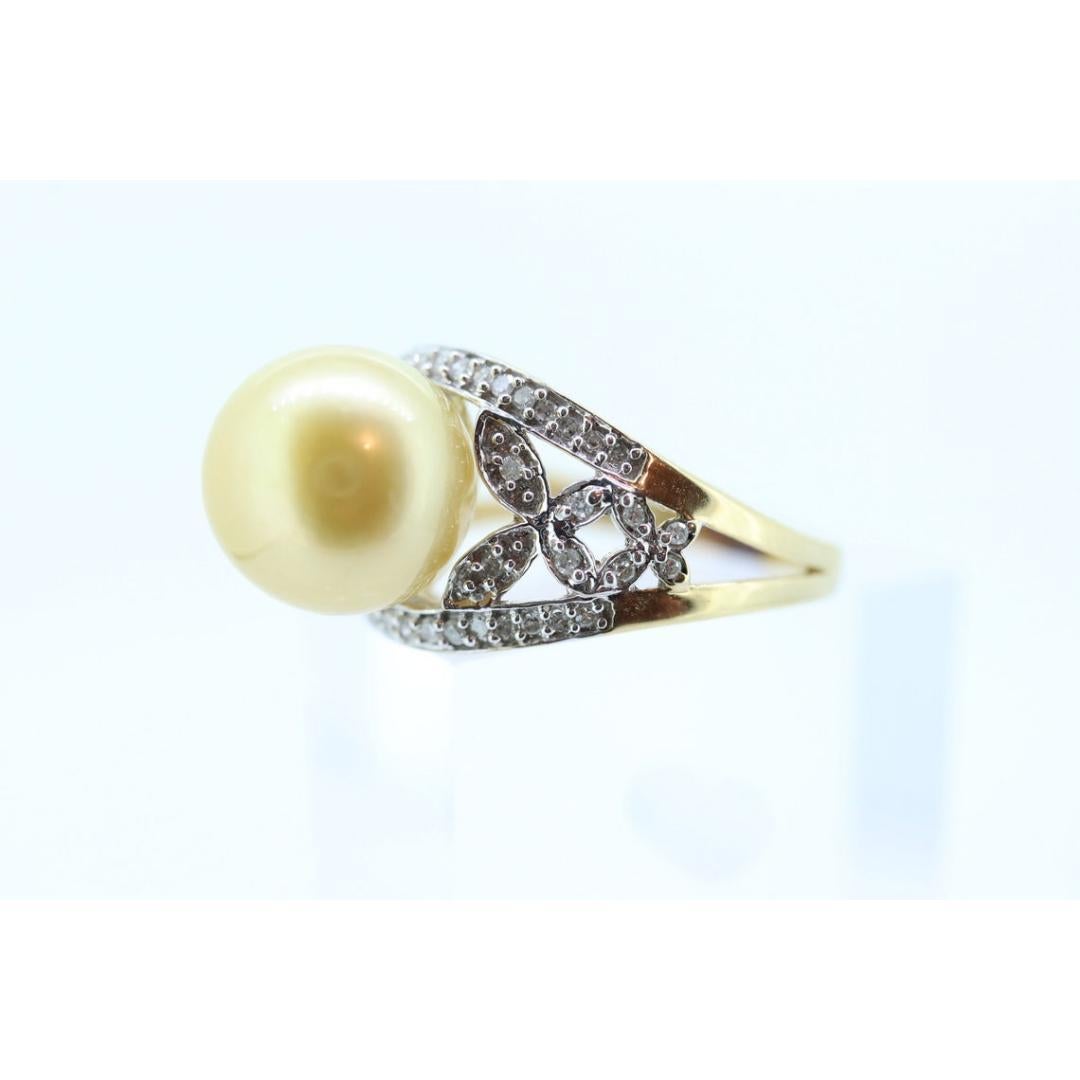 South Sea Pearl ring. 14k Gold South Sear Pearl and diamond ring. Large South For Sale 3