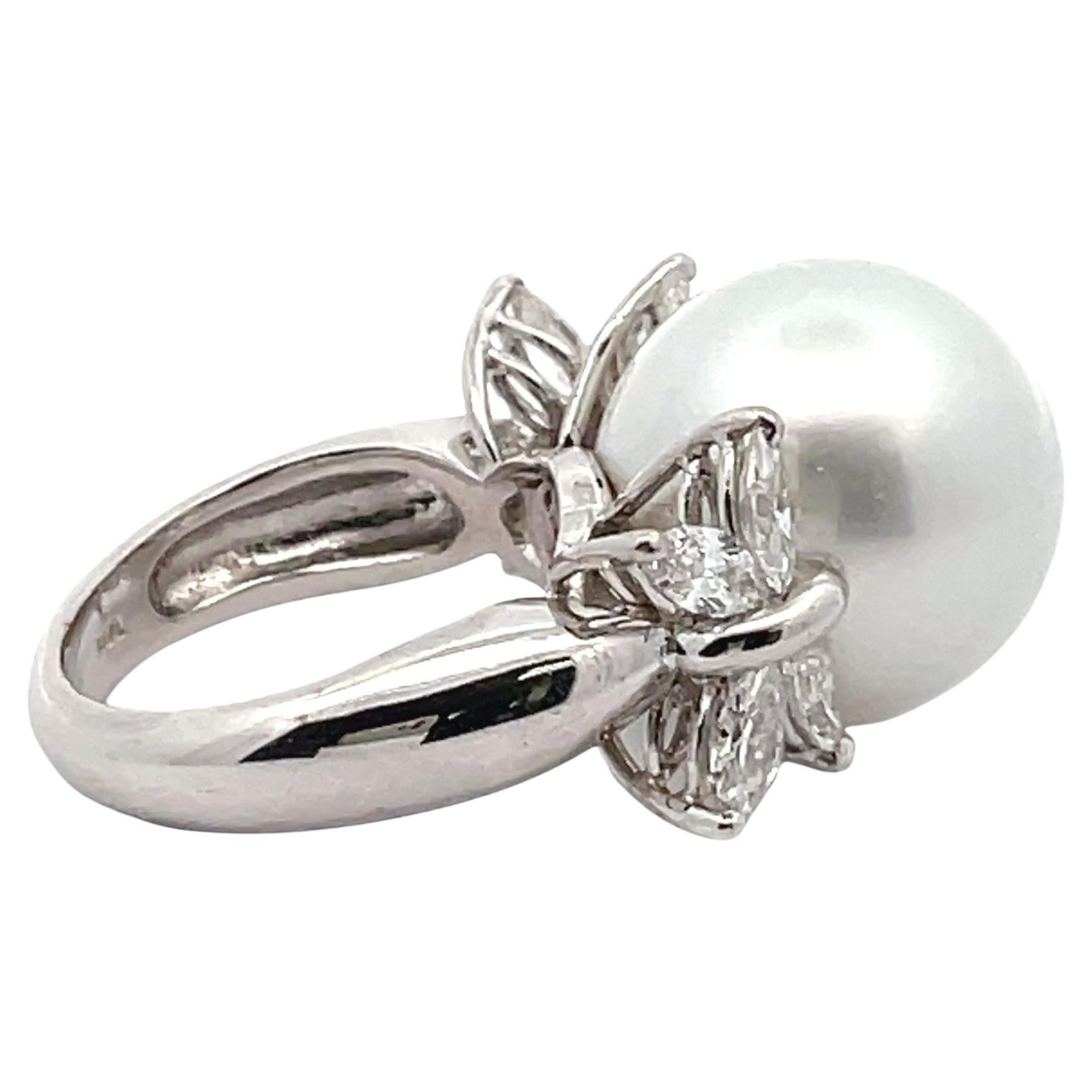 Bague en or blanc 18 carats avec des diamants de forme fantaisie pesant 1,80 carats au total et une perle des mers du Sud mesurant 15,86 mm.

Le tour de doigt est de 6,5, il peut être augmenté ou diminué de 2 tailles.