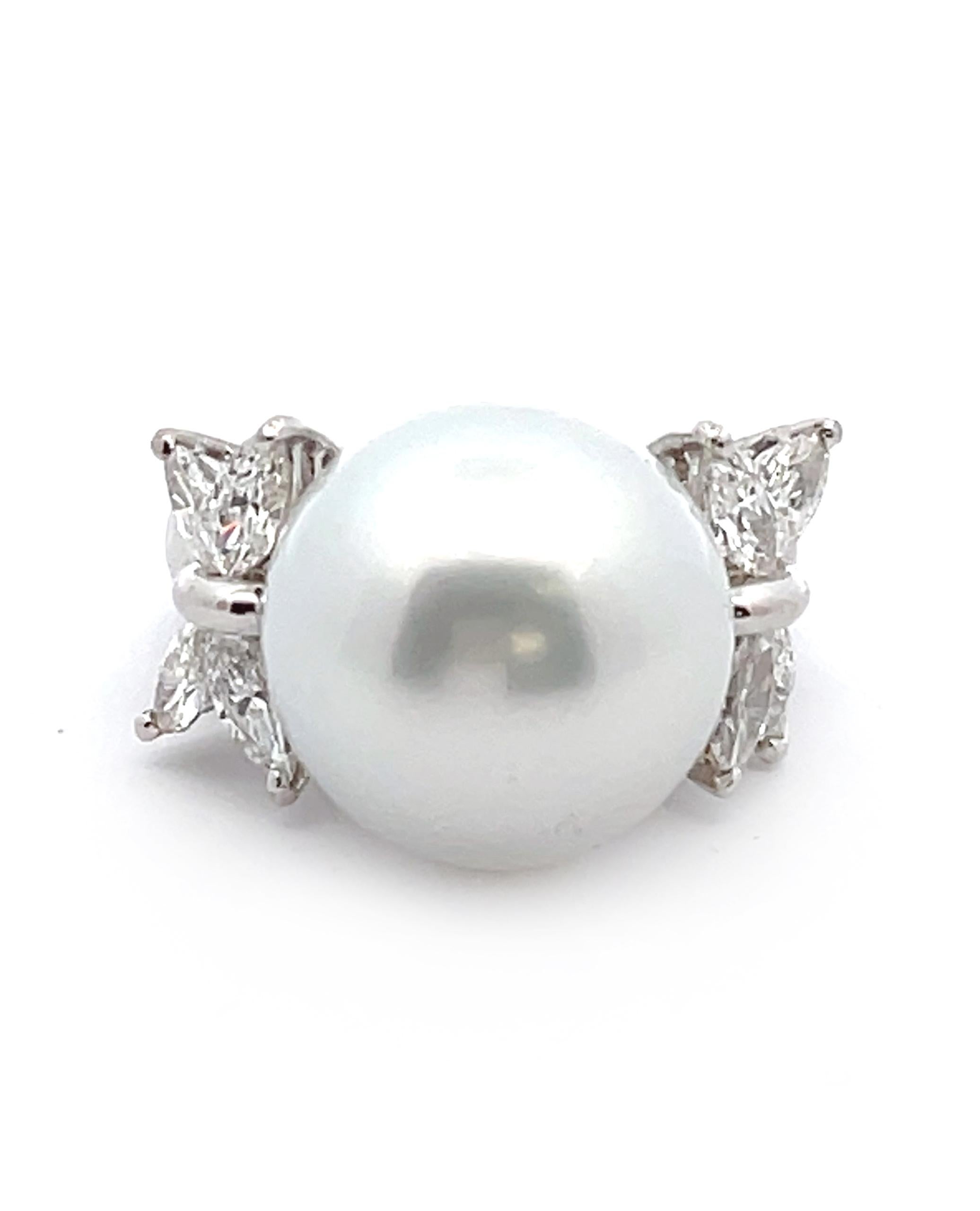 Contemporain Bague en or blanc 18 carats avec perles des mers du Sud et diamants de forme fantaisie 1,80 carats en vente