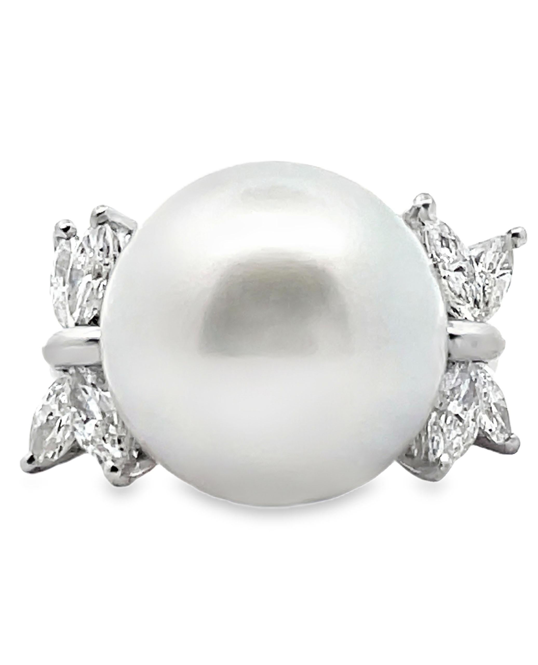 Taille mixte Bague en or blanc 18 carats avec perles des mers du Sud et diamants de forme fantaisie 1,80 carats en vente