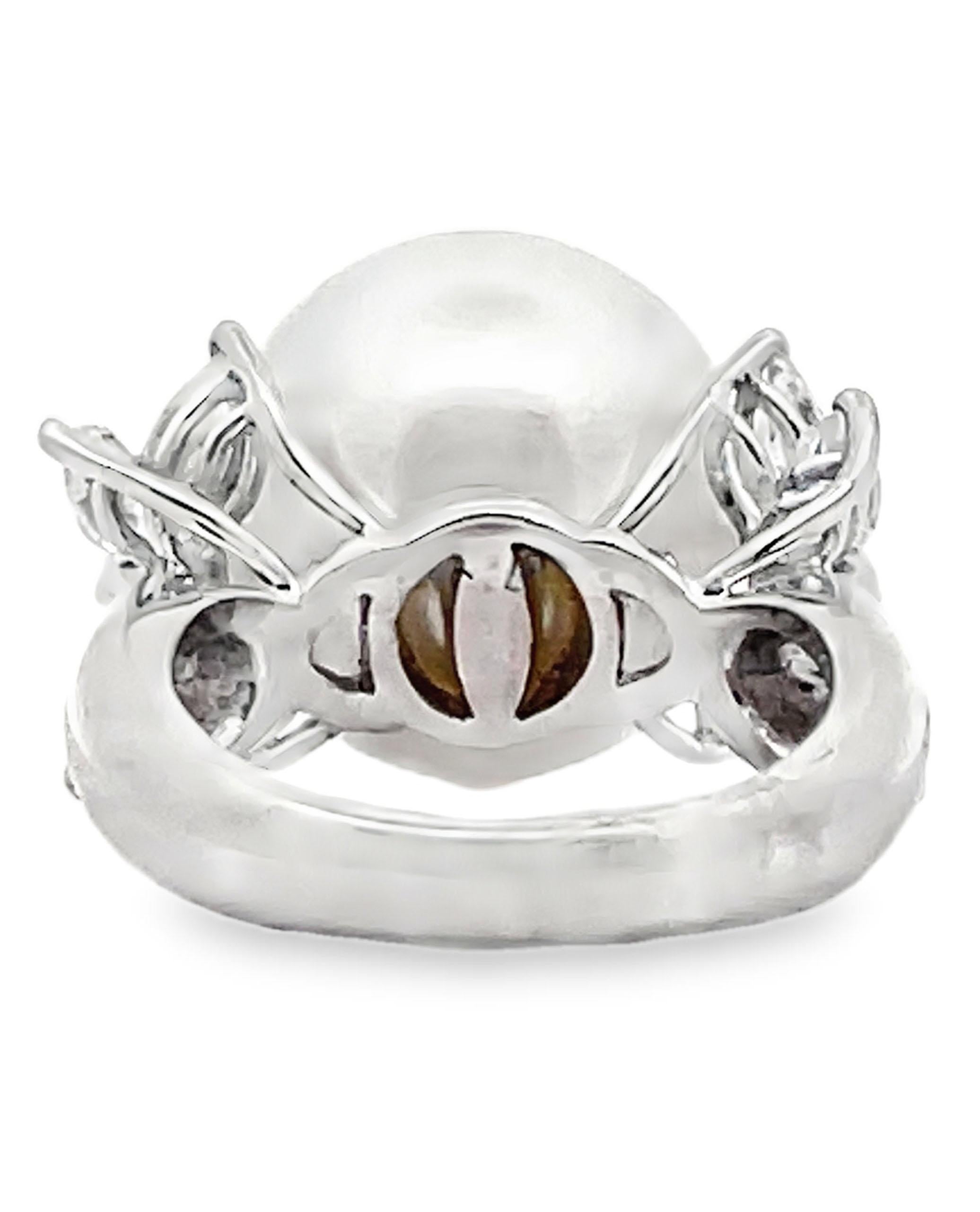 Bague en or blanc 18 carats avec perles des mers du Sud et diamants de forme fantaisie 1,80 carats Neuf - En vente à Old Tappan, NJ