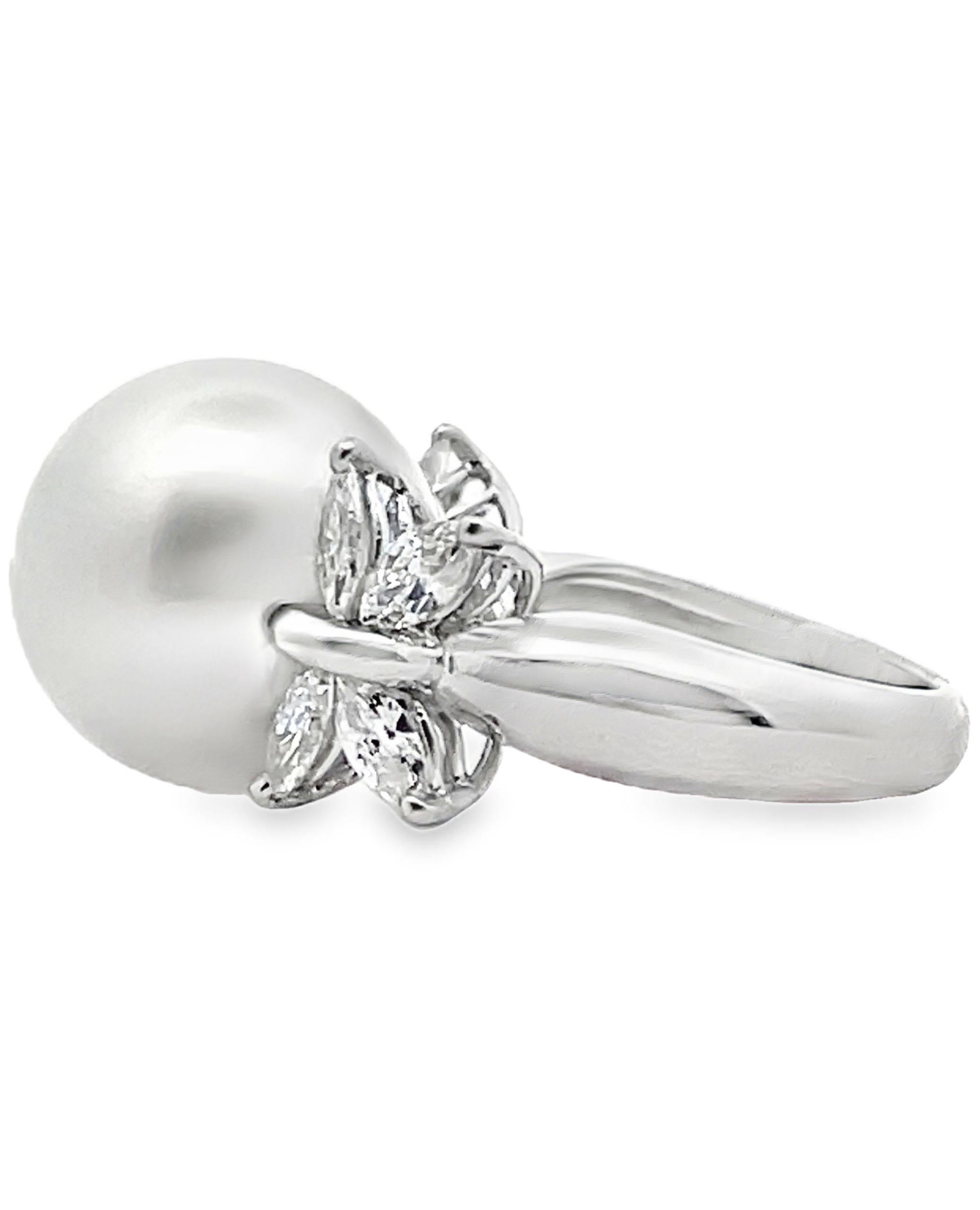 Bague en or blanc 18 carats avec perles des mers du Sud et diamants de forme fantaisie 1,80 carats en vente 2