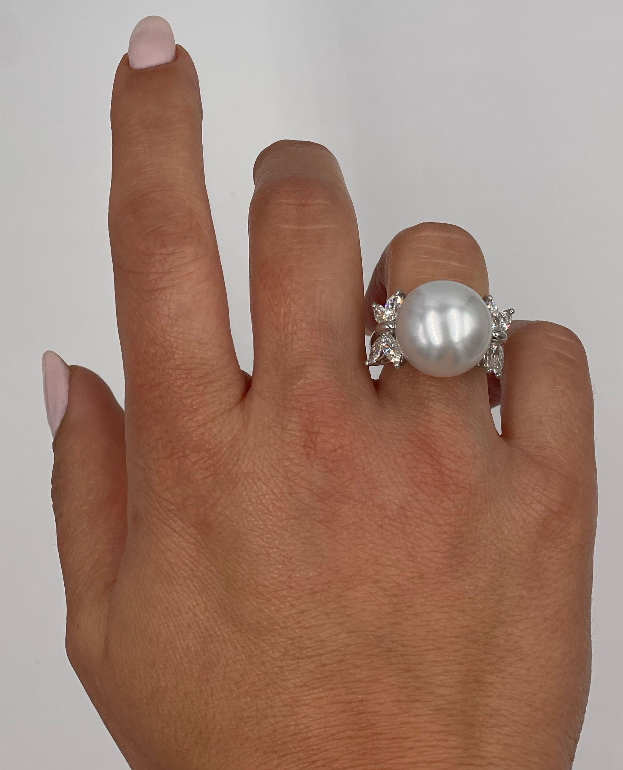 Bague en or blanc 18 carats avec perles des mers du Sud et diamants de forme fantaisie 1,80 carats en vente 3
