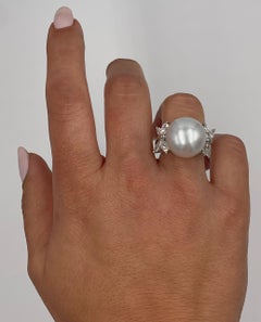 Bague en or blanc 18 carats avec perles des mers du Sud et diamants de forme fantaisie 1,80 carats