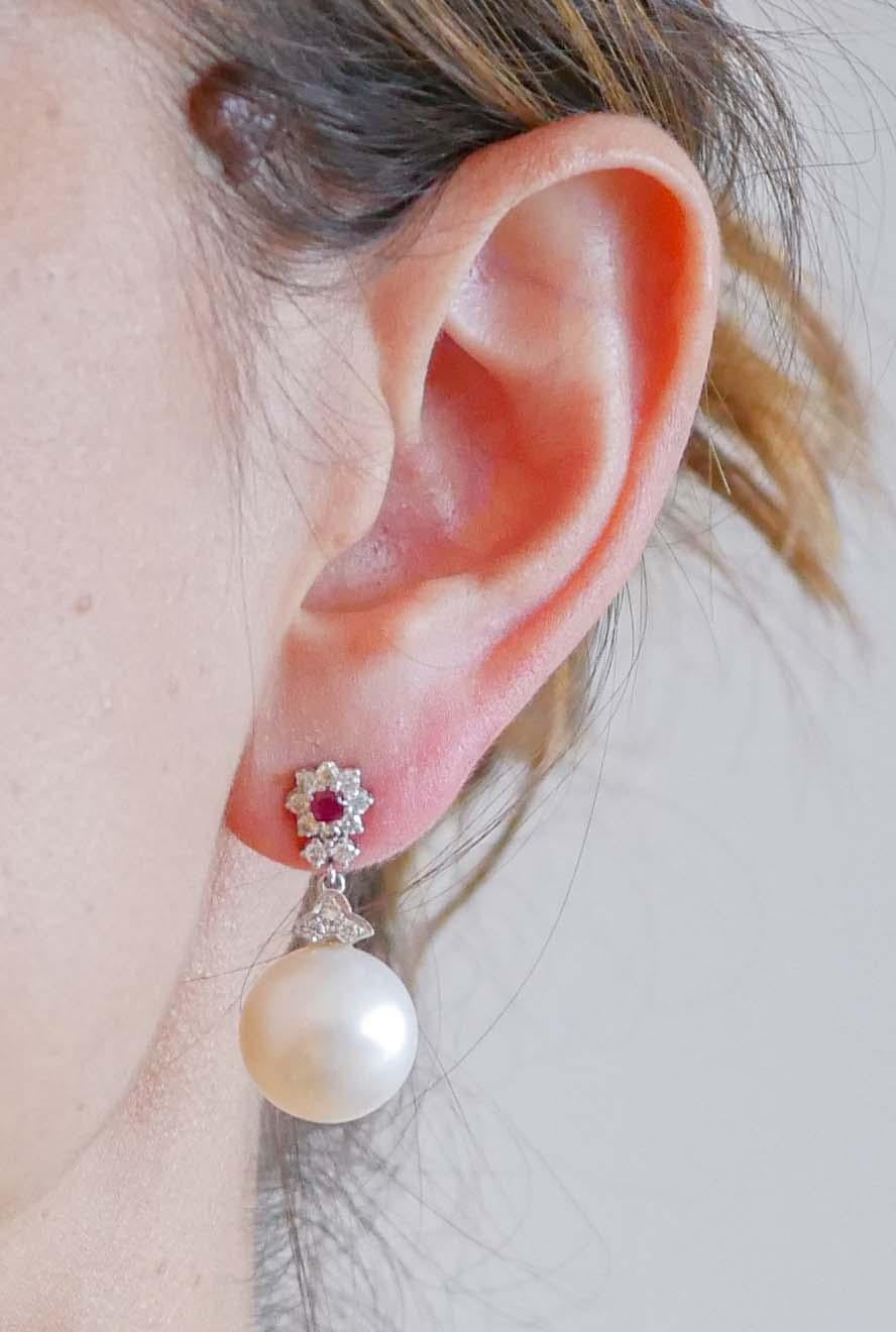 South-Sea Pearl, Rubies, Diamonds, 14 Karat White Gold Earrings. In Good Condition For Sale In Marcianise, Marcianise (CE)