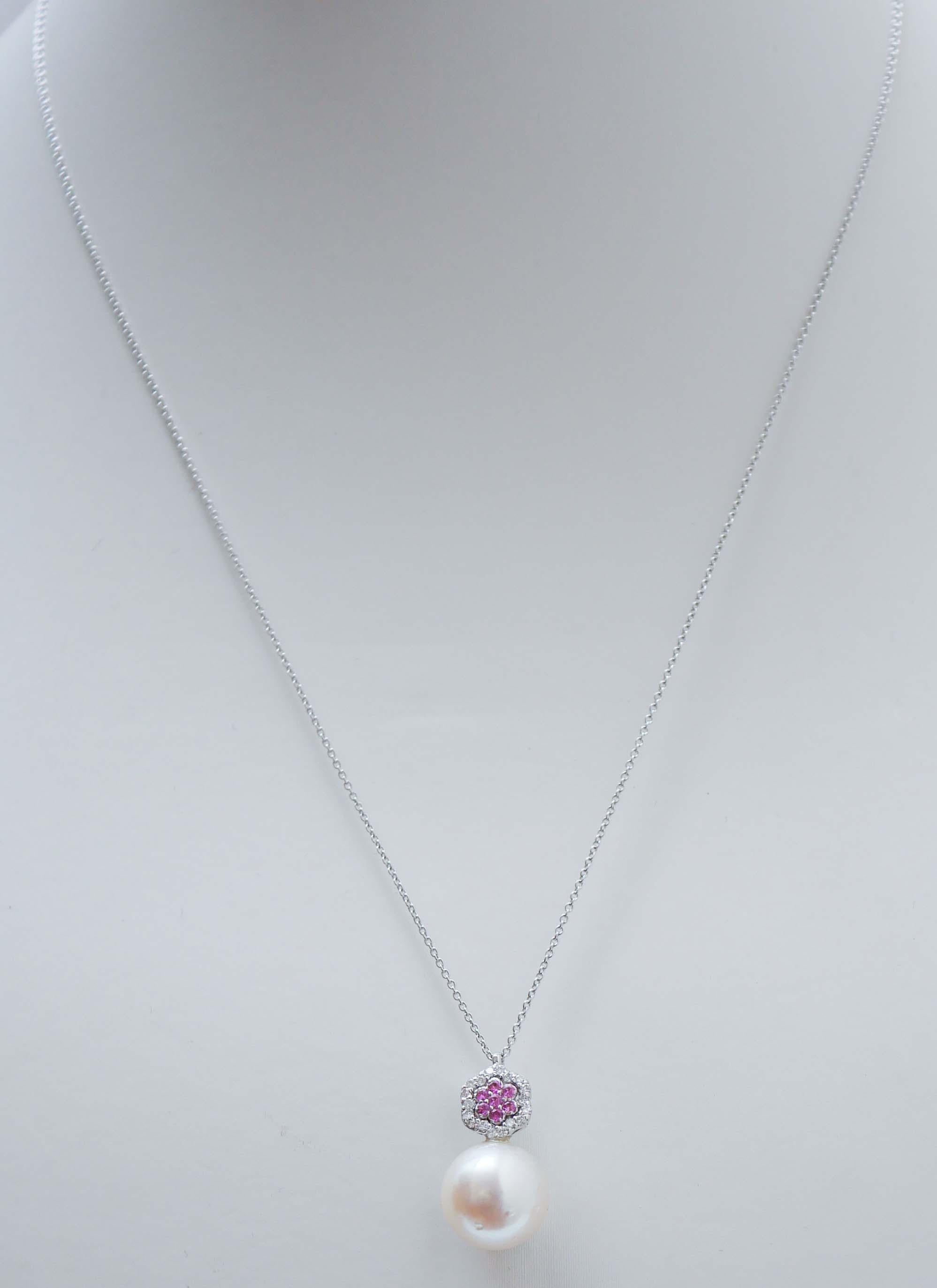 Beautiful pendant necklace in 18 kt white gold structure mounted with rubies surrounded by diamonds. Below, a south-sea pearl. The chain is included.
Diamonds 0.18 ct
Rubies 0.15 ct
Pearl 2.50 gr - 12 mm
Total Weight 5.00 gr
RF      G      