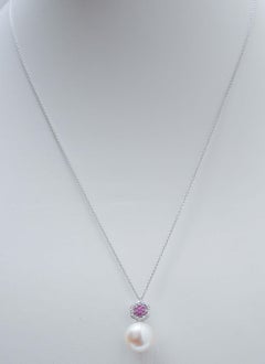 Collar Colgante Perla del Mar del Sur, Rubíes, Diamantes, Oro Blanco 18 Kilates.