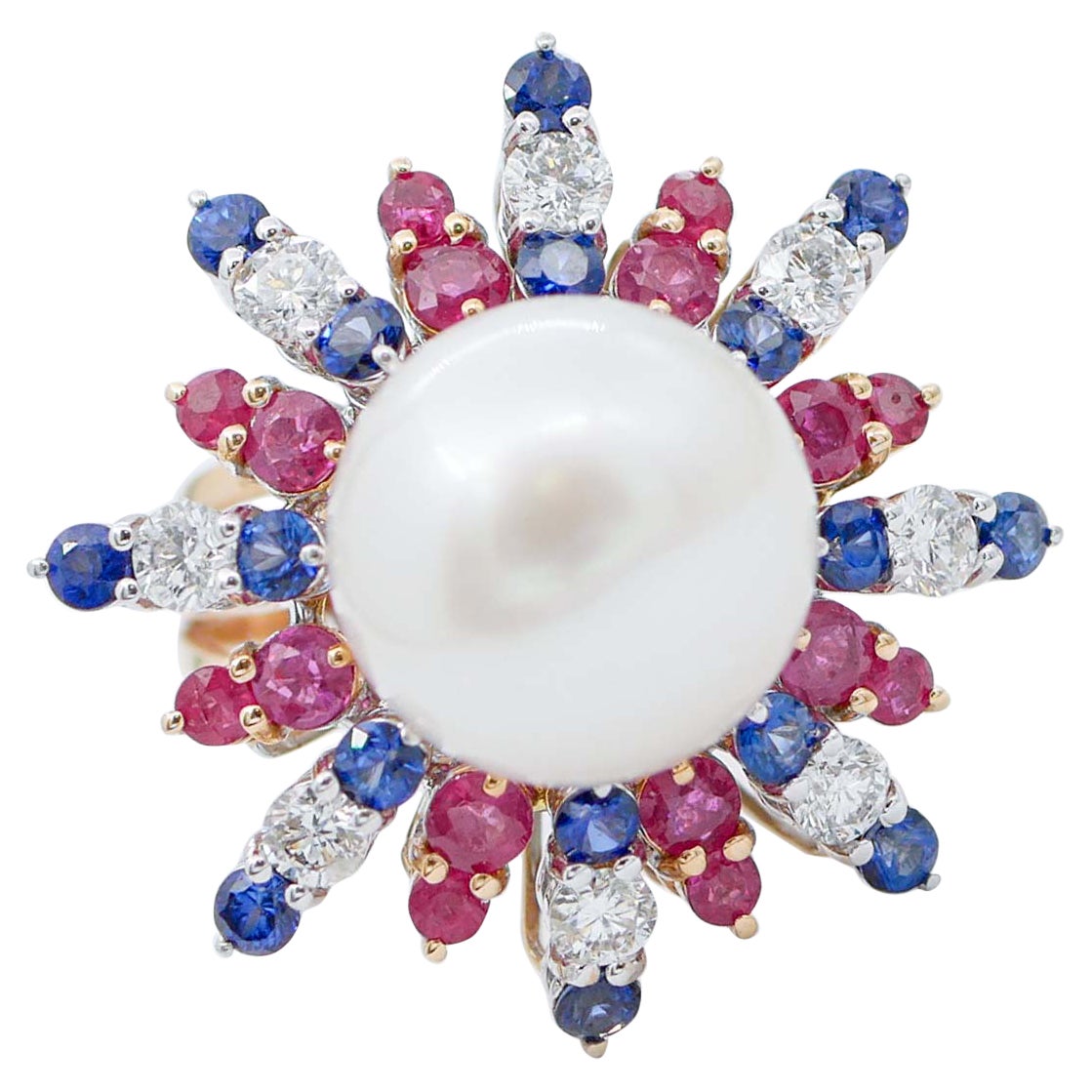 Anello con perle dei mari del sud, rubini, zaffiri, diamanti, oro rosa e bianco 14 carati