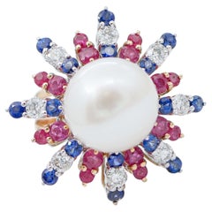 Anello con perle dei mari del sud, rubini, zaffiri, diamanti, oro rosa e bianco 14 carati