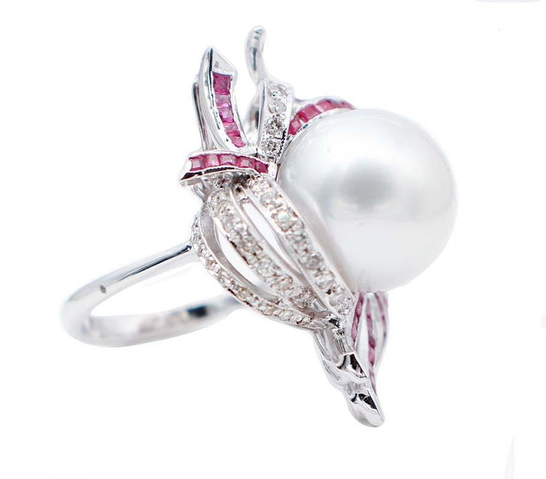 SHIPPING POLICY: 
No additional costs will be added to this order.
Shipping costs will be totally covered by the seller (customs duties included). 

Amazing cluster ring in 18 karat white gold structure mounted with a south-sea pearl in the central