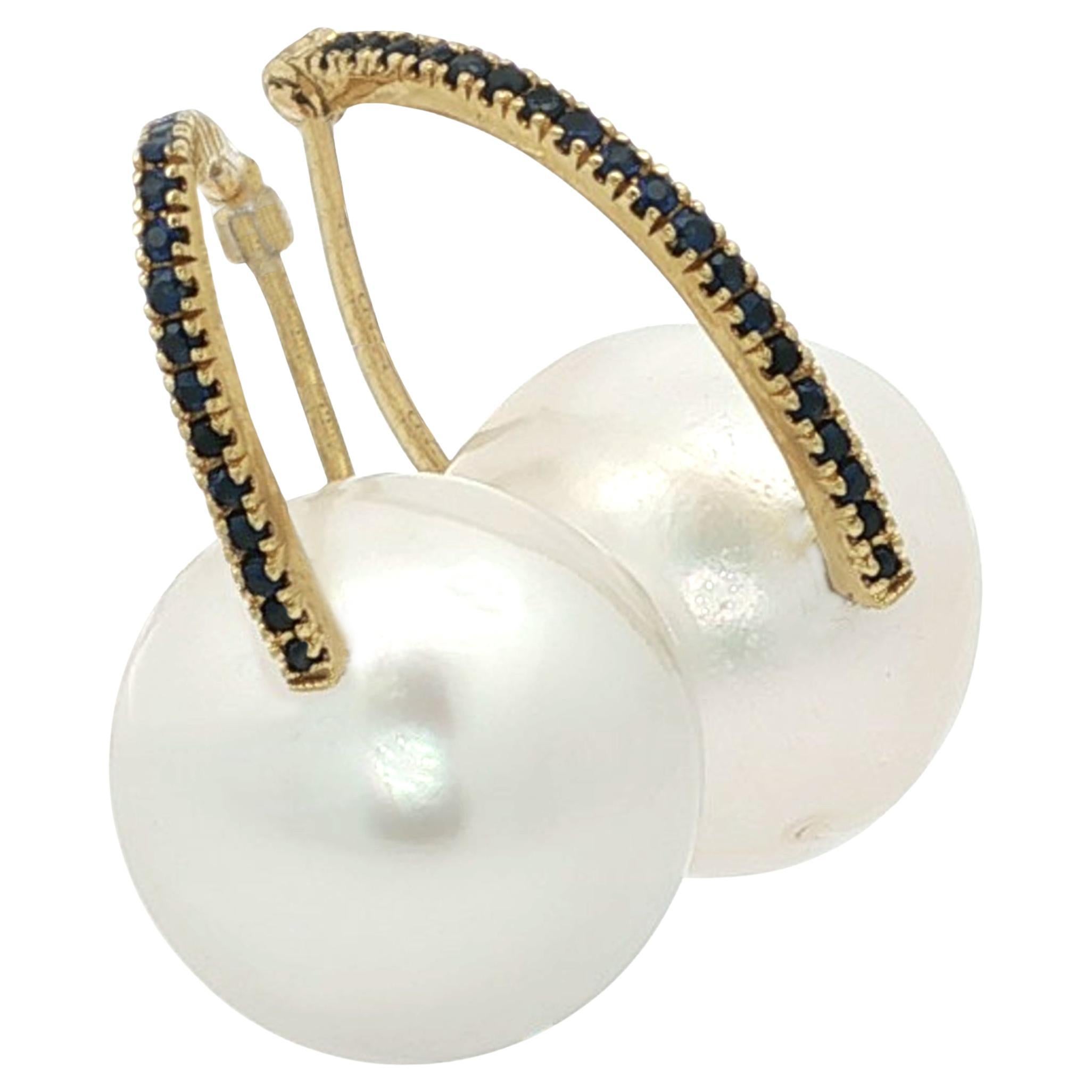 Südseeperle & Saphir "Ball Hooper" Ohrringe mit Scharnier und Ohrstecker aus 18K Gold im Angebot