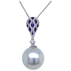 Collier pendentif en or blanc 18 carats avec perles des mers du Sud, saphirs et diamants de 0,64 carat