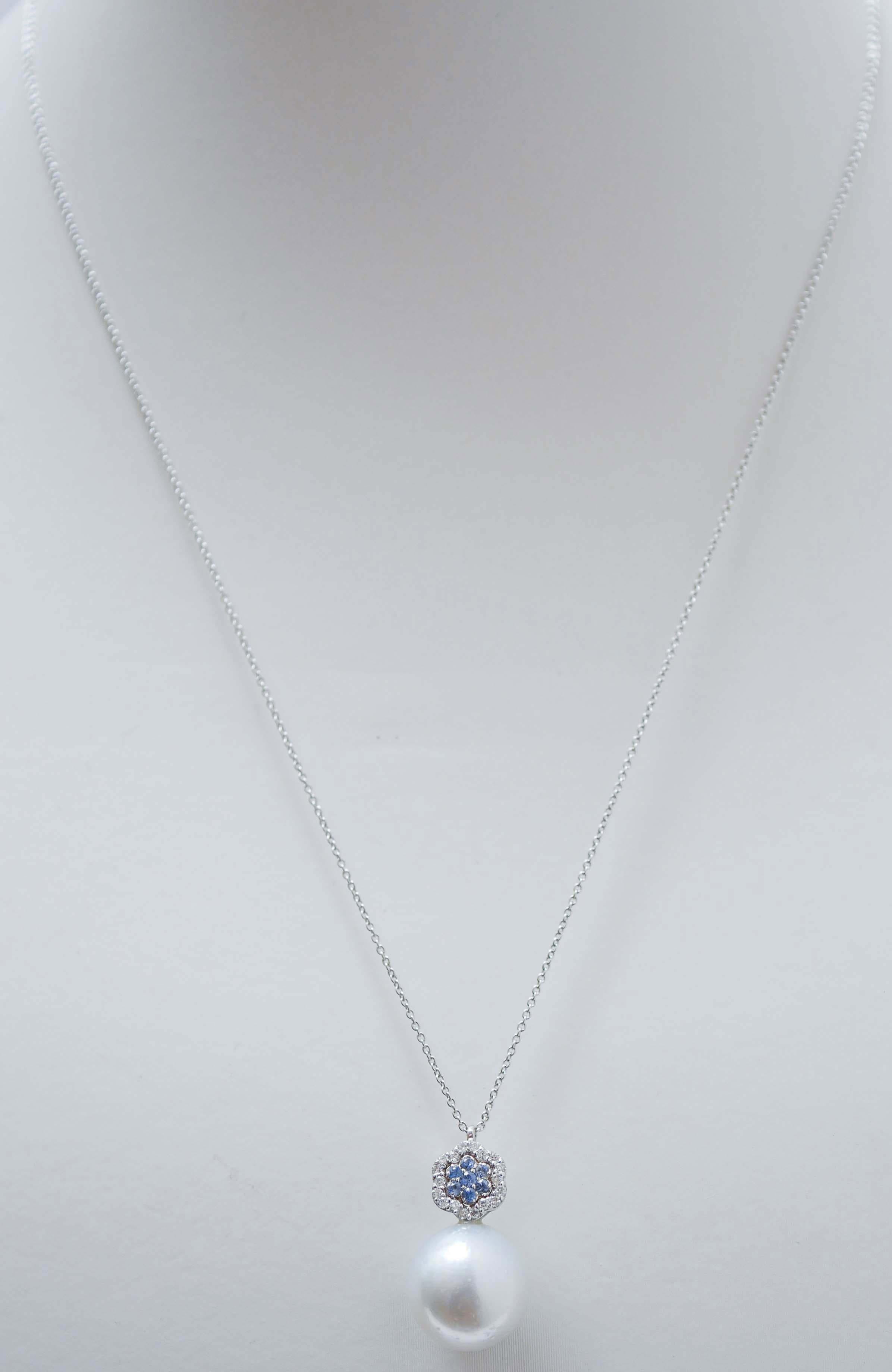 Fantastic pendant necklace in 18 kt white gold structure mounted with sapphires and diamonds.
As pendant, a pearl.
The chain is included.
Diamonds 0.18 ct
Sapphires 0.18 ct
Pearl 3.50 gr - 13 mm
Total Weight 6.00 gr
RF     G      GHCR
RK.AUCO