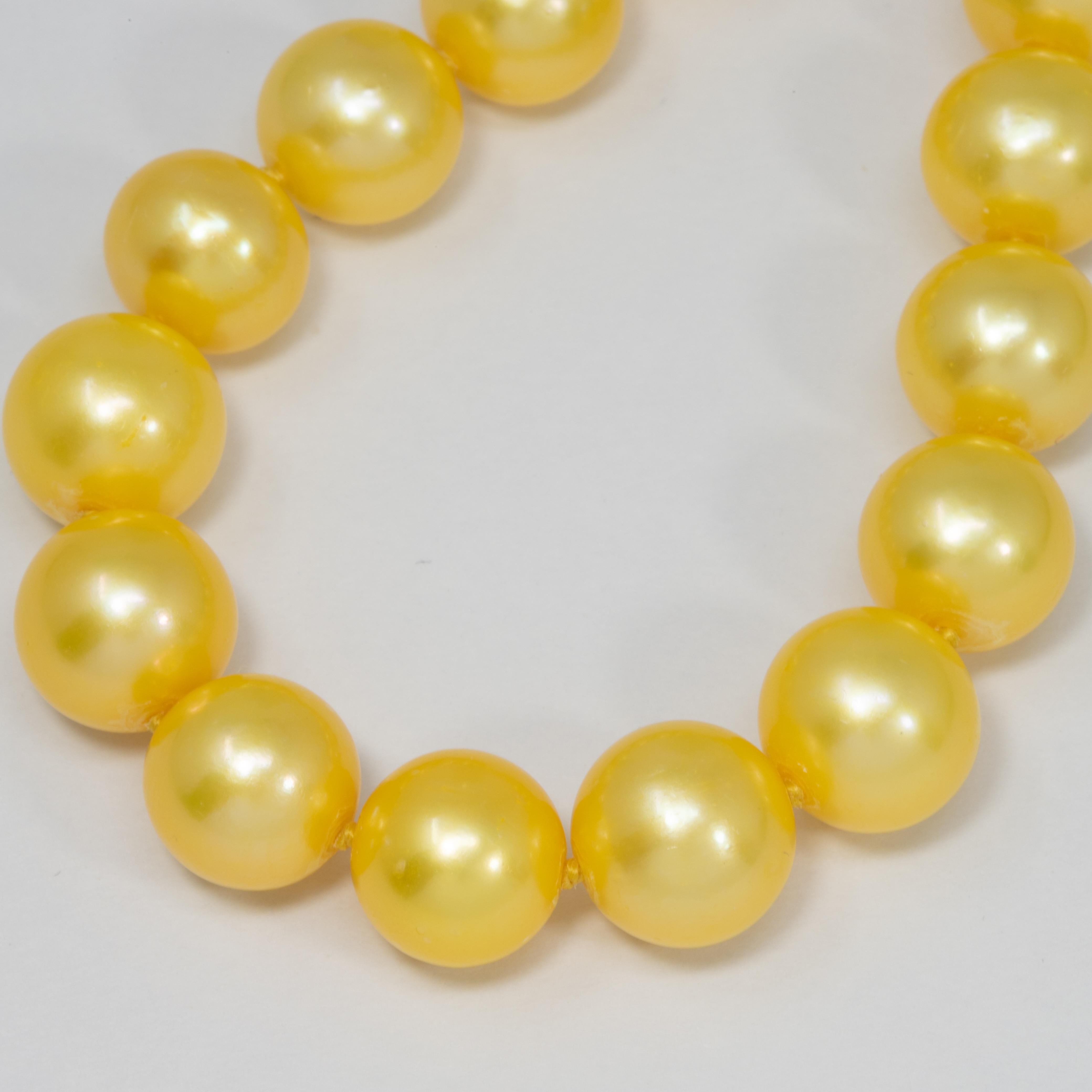 South Sea Pearl Single Strand Necklace, 14 Karat Yellow Gold Clasp In Excellent Condition For Sale In Milford, DE