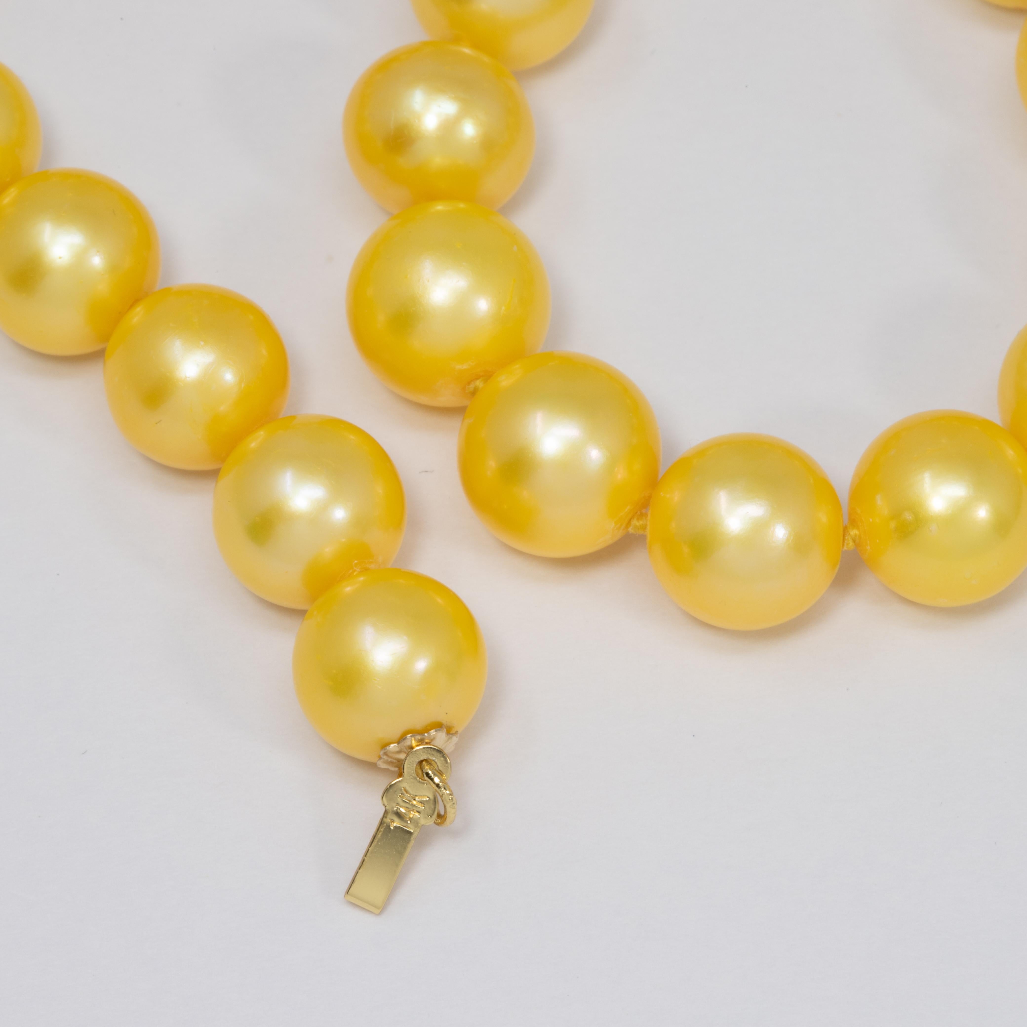 South Sea Pearl Single Strand Necklace, 14 Karat Yellow Gold Clasp For Sale 1